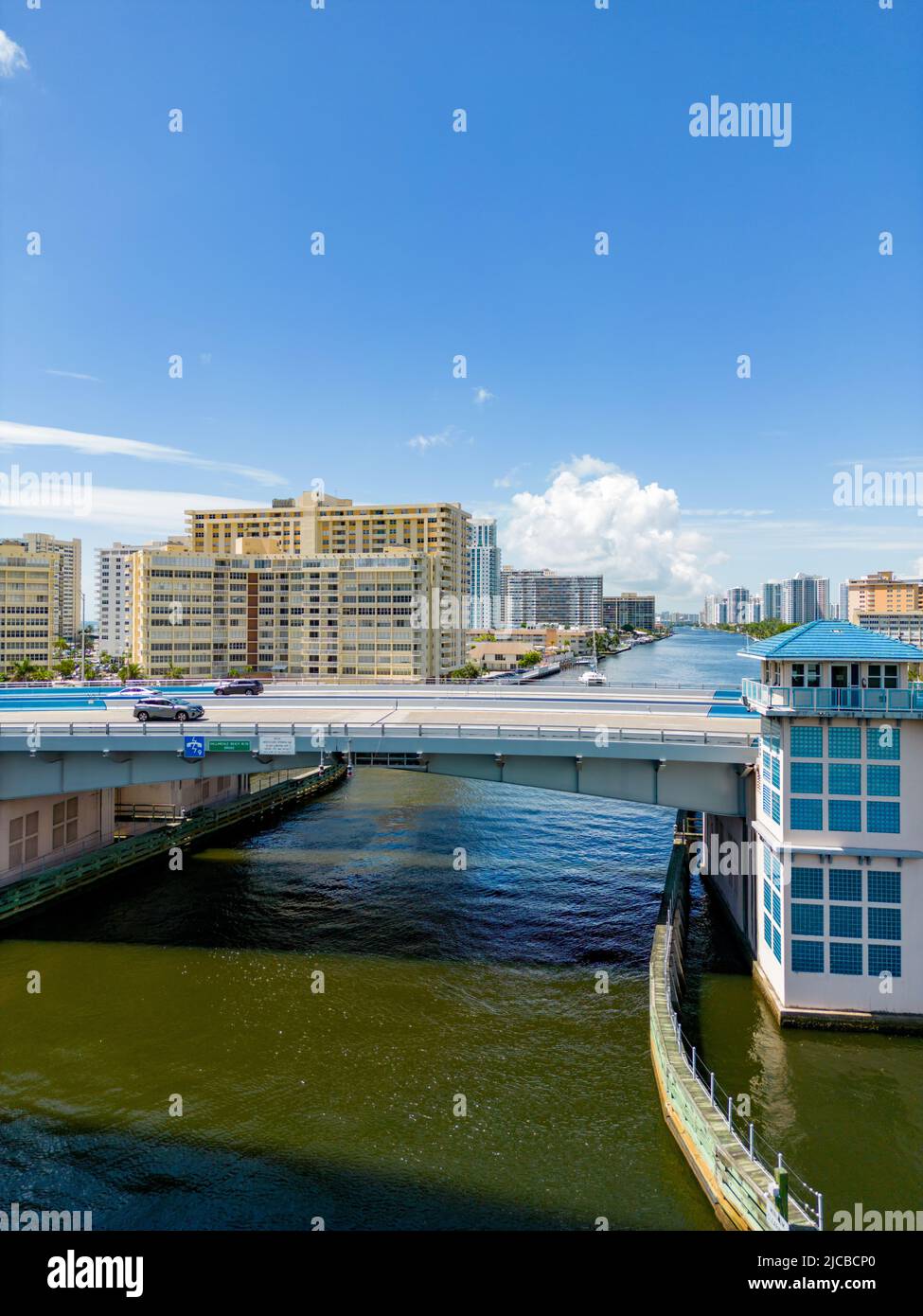 Vertikale Luftaufnahme Hallandale Beach Boulevard Zugbrücke über Intracoastal Waterway Stockfoto