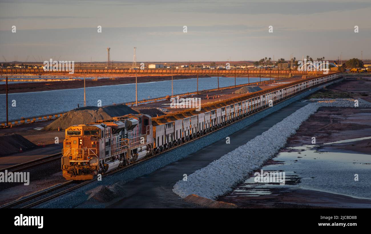 BHP Eisenerz Zug in Port Hedland, Westaustralien Stockfoto
