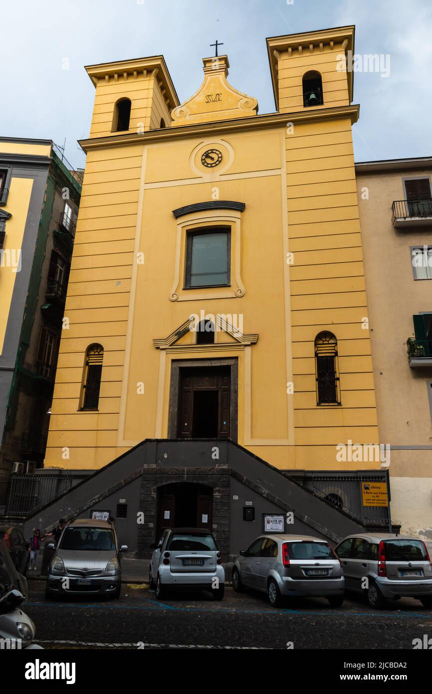 Neapel, Italien. 27.Mai 2022. Kirche der Heiligen Maria 'ella Catena' in Neapel, Italien, mit Autos davor geparkt Stockfoto