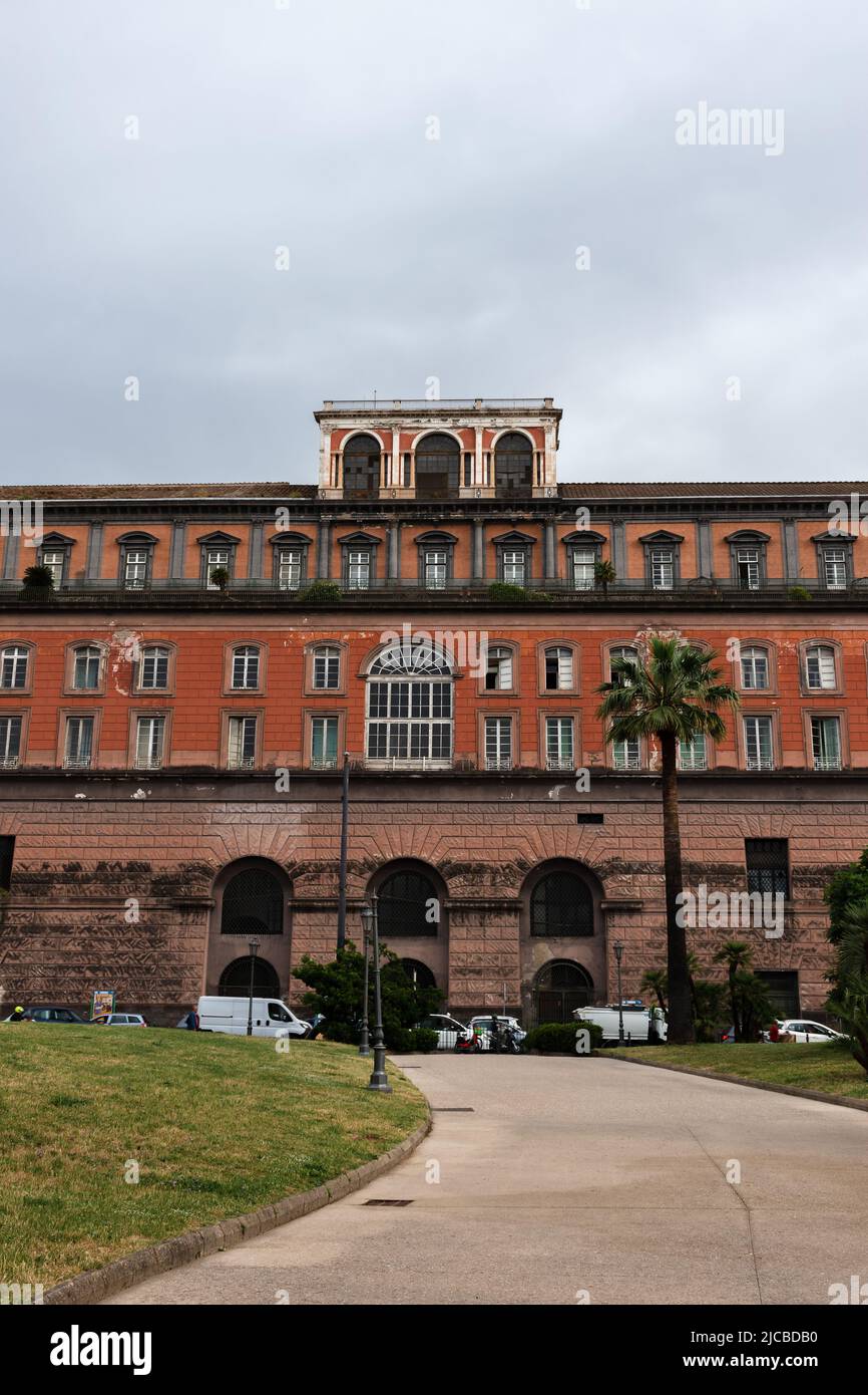 Neapel, Italien. 27.Mai 2022. Königspalast von Neapel, Palazzo reale di Napoli von den Molosiglio-Gärten in Neapel, Italien Stockfoto