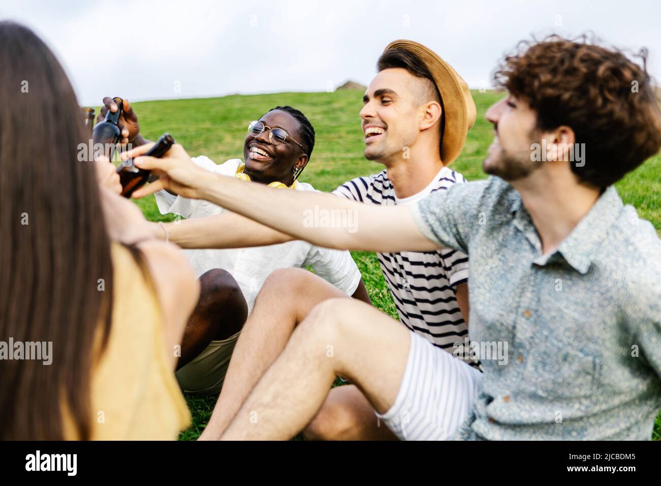 Eine Gruppe von multirassischen Freunden, die am Wochenende Bier trinken und einen freien Tag genießen Stockfoto