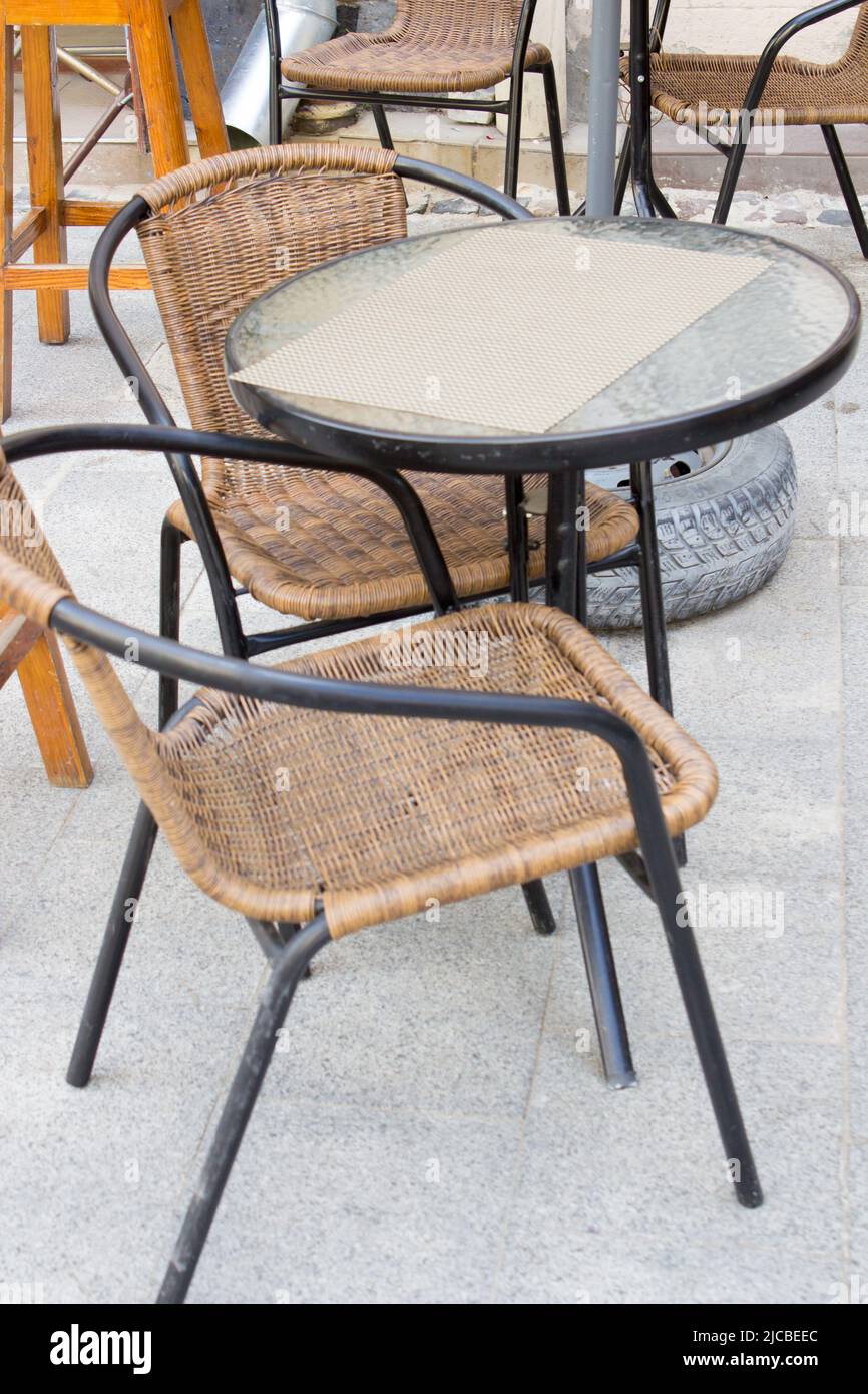 In der Nähe des Cafés ist Tisch mit Stühlen im Freien leer Stockfoto