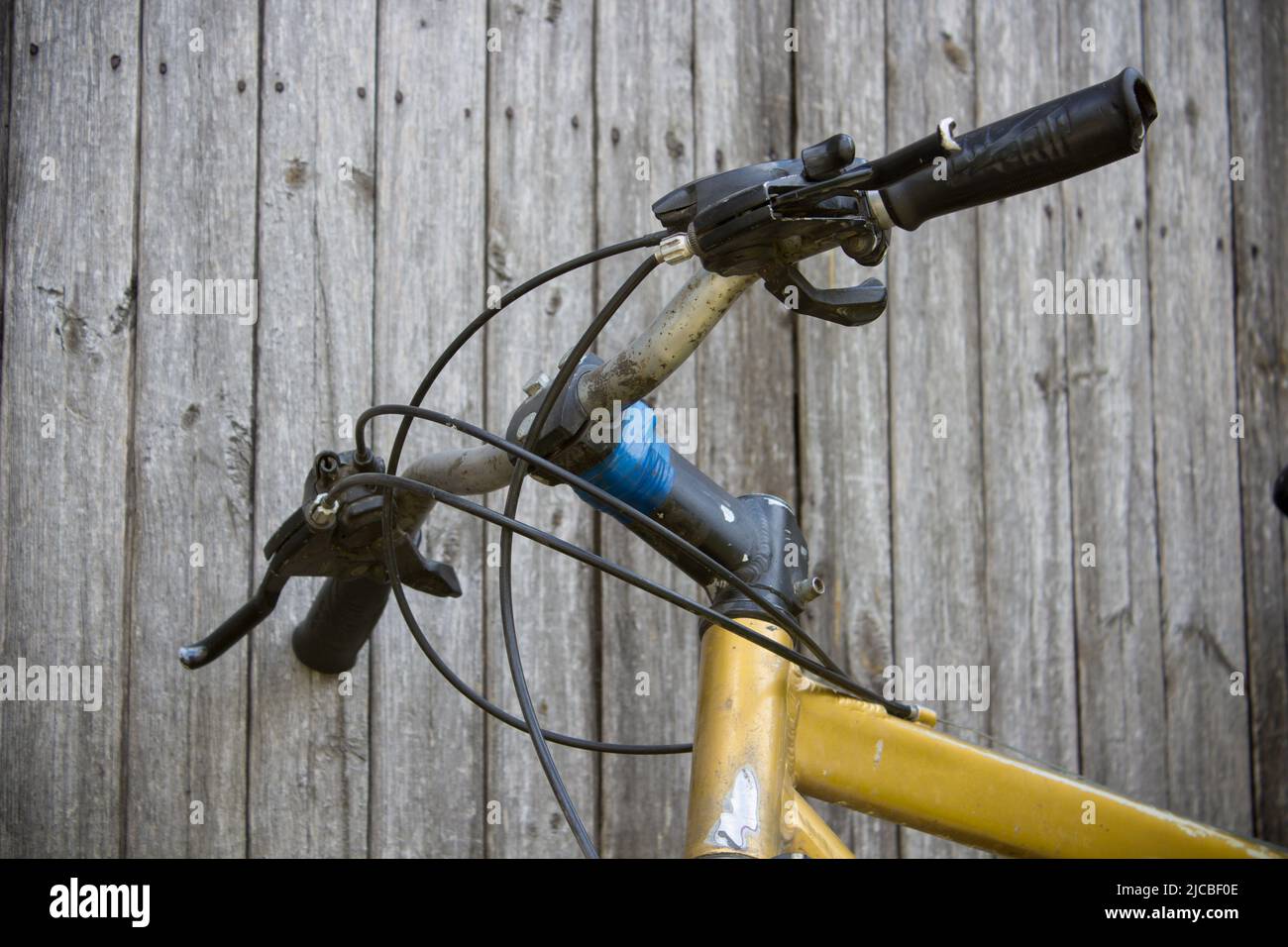 Lenker Fahrrad zur Holzwand im Dorf Stockfoto