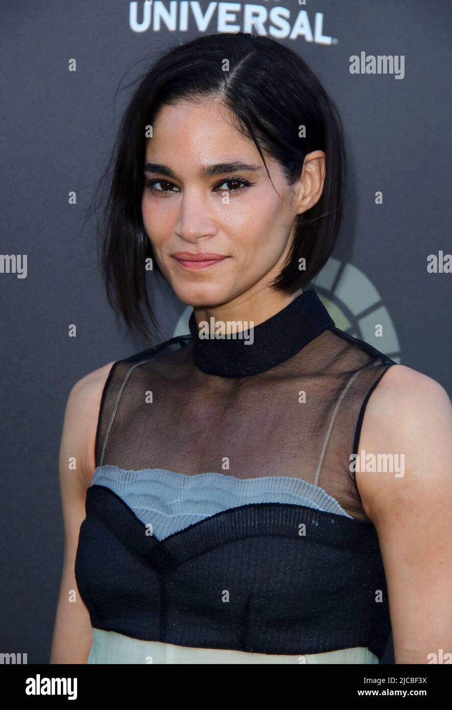 Universal City, USA. 11.. Juni 2022. Sofia Boutella kommt bei der Charlize Theron Africa Outreach Project 2022 Block Party an, die am Samstag, 11. 2022, im Freigelände der Universal Studios in Universal City, CA, abgehalten wurde. (Foto: Juan Pablo Rico/Sipa USA) Quelle: SIPA USA/Alamy Live News Stockfoto