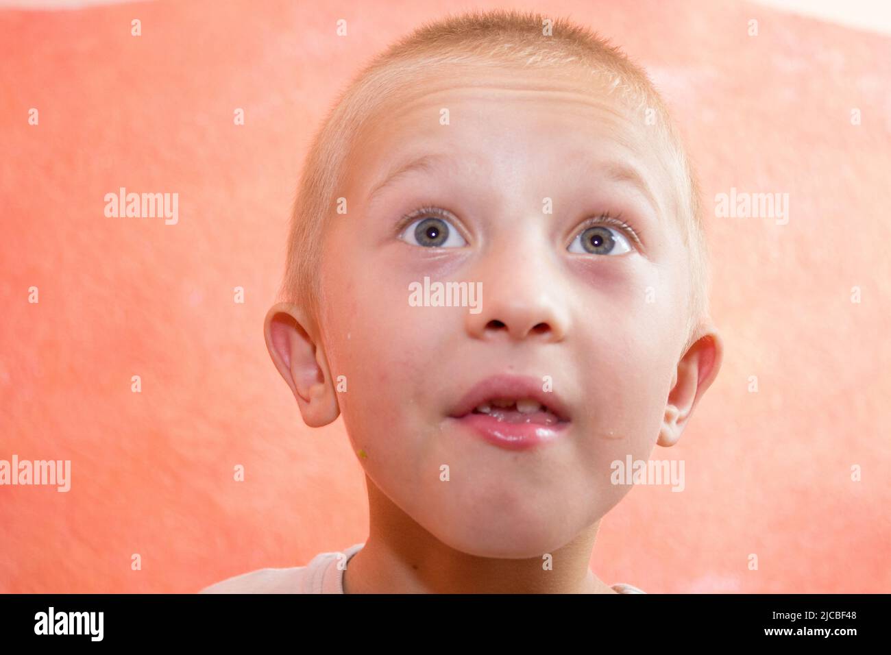 Überrascht Junge sieht große Augen Porträt mit Emotionen Stockfoto
