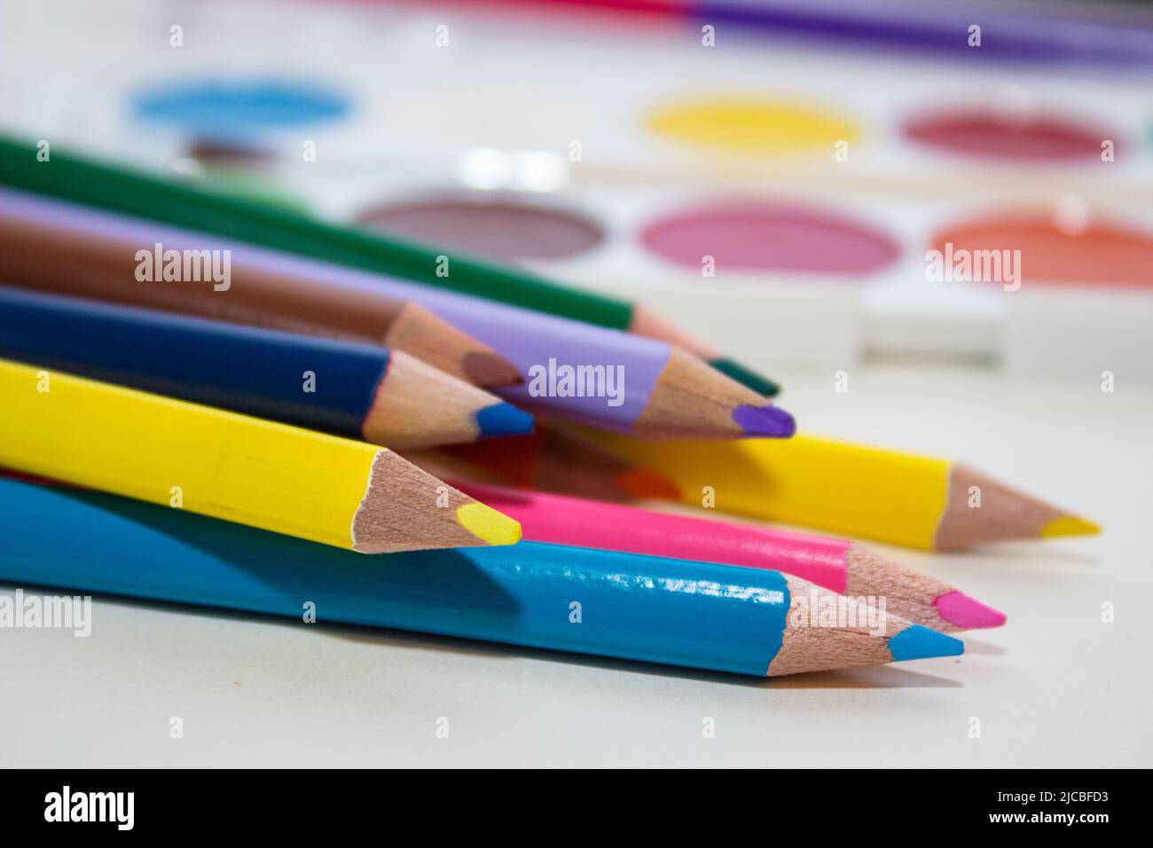 Schule liefert farbige Zeichenstifte und Farben Stockfoto