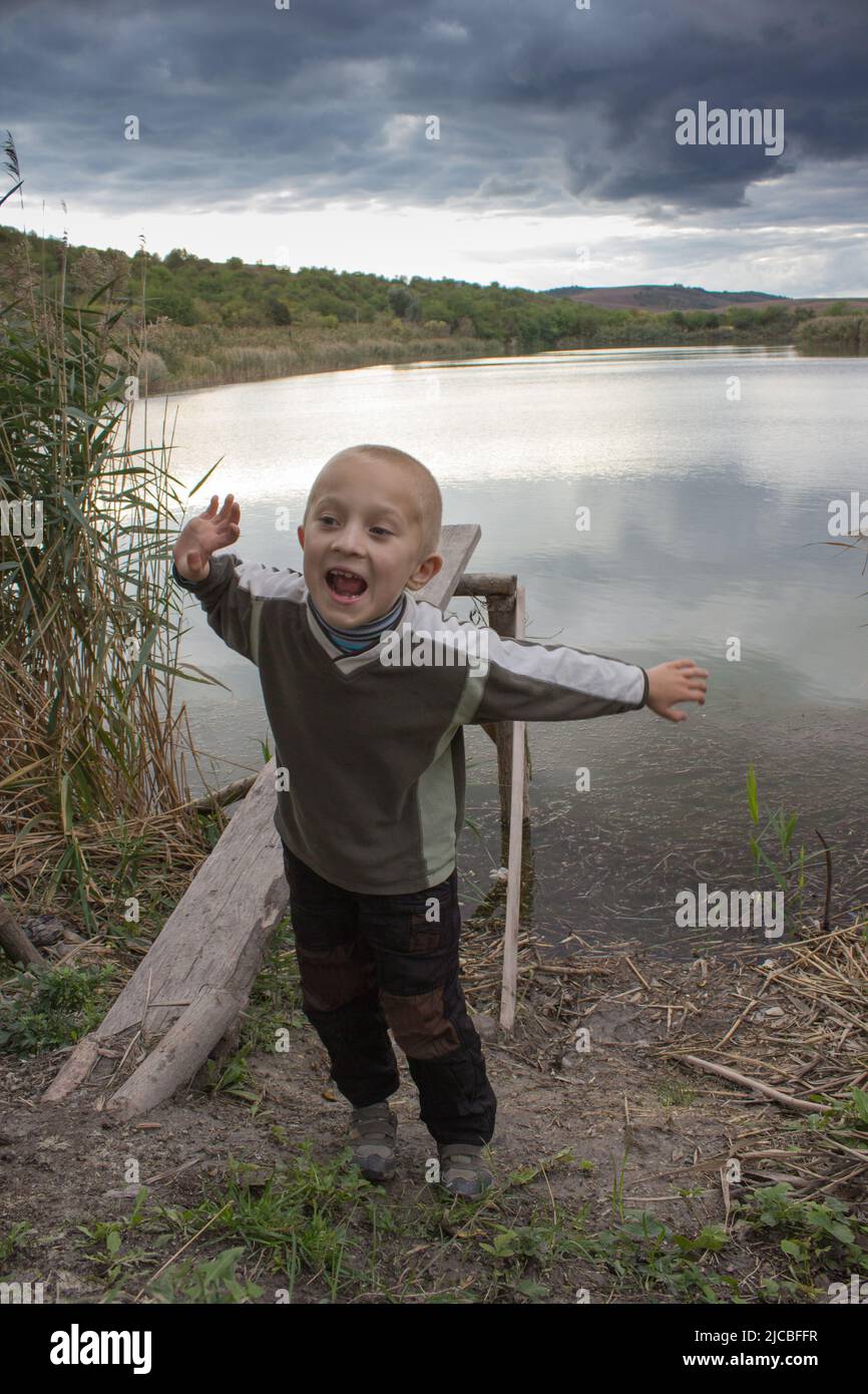 Junge schreit auf dem See um Hilfe Stockfoto