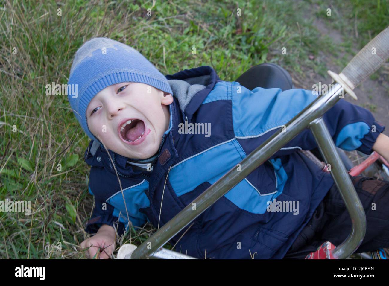 Kleiner Junge schrie vor Schmerzen, die vom Fahrrad fielen Stockfoto