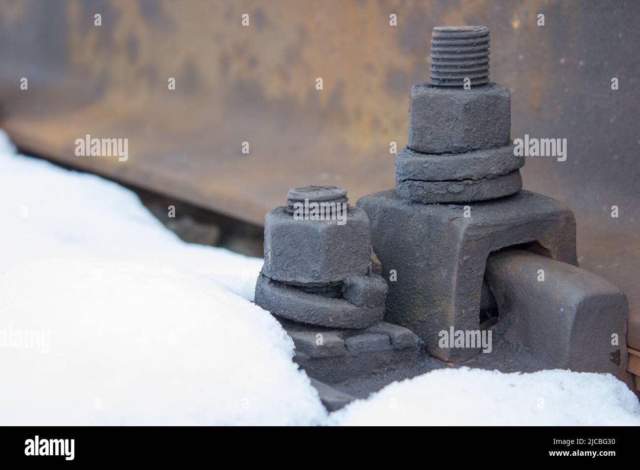 Nahaufnahme von Gleisen im Schnee im Winter Stockfoto