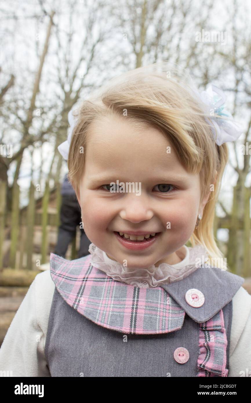 Porträt eines glücklichen kleinen Mädchens im Dorf im Frühling Stockfoto