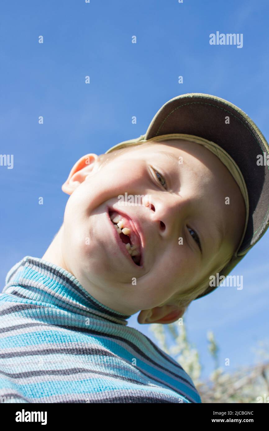 Emotionen lachend Junge ohne Zähne vorne zeigen Stockfoto