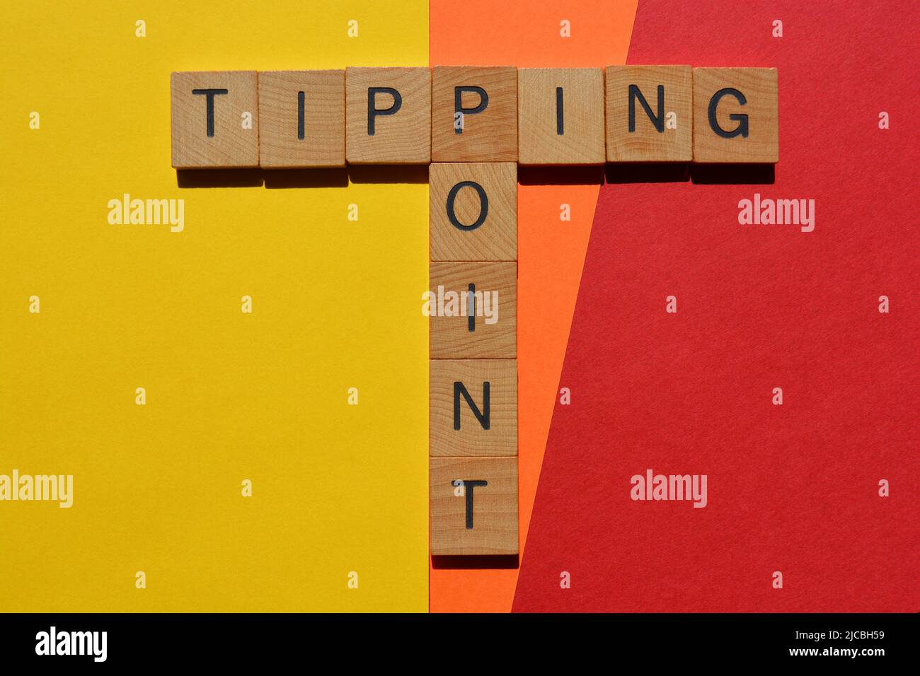 Tipping Point, Wörter in Holzbuchstaben auf dem Hintergrund isoliert Stockfoto