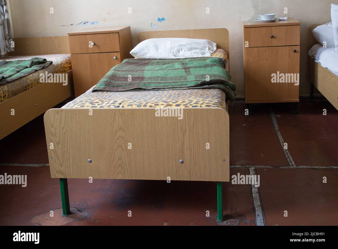 Krankenhausbett unter schrecklichen Bedingungen für die Behandlung von Patienten Stockfoto