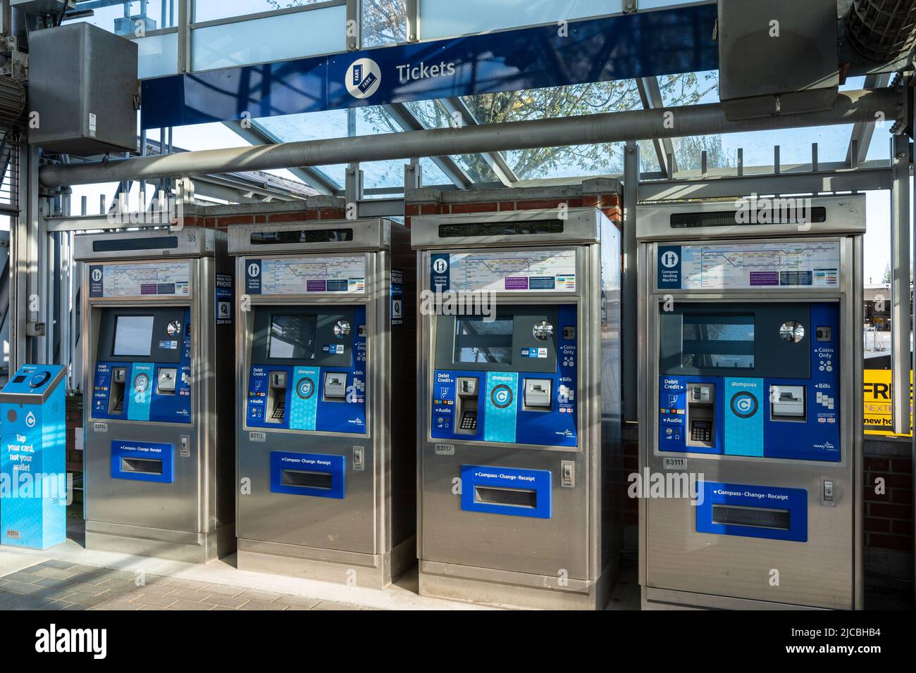 Port Coquitlam, BC, Kanada - April 26 2021 : Selbstbedienungsautomaten am Bahnhof Port Coquitlam. Stockfoto