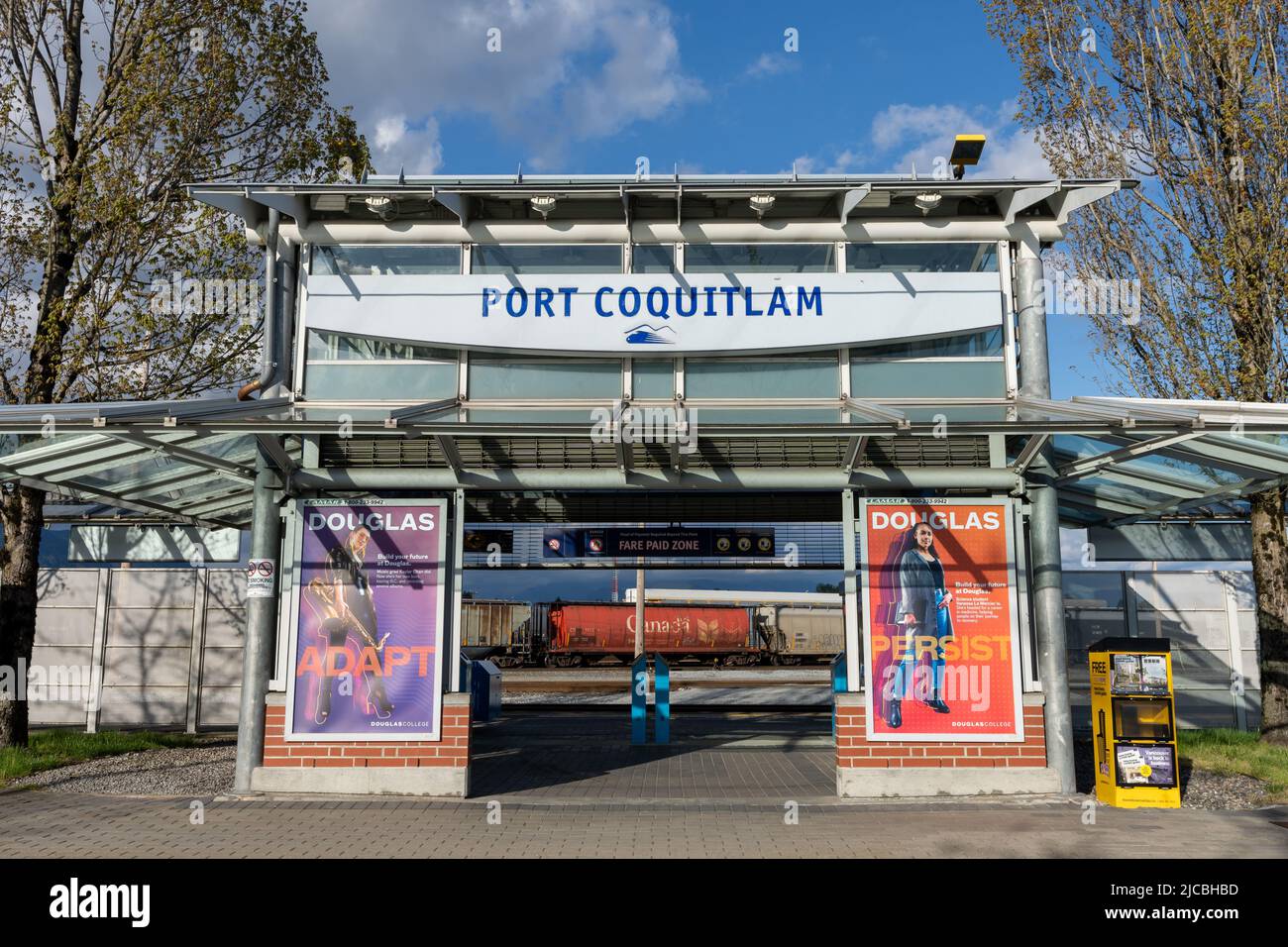 Port Coquitlam, BC, Kanada - April 26 2021 : Außenansicht des Bahnhofs Port Coquitlam. Stockfoto