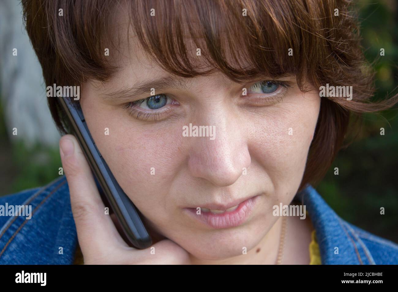Schockierte Frau mit Telefon Stockfoto