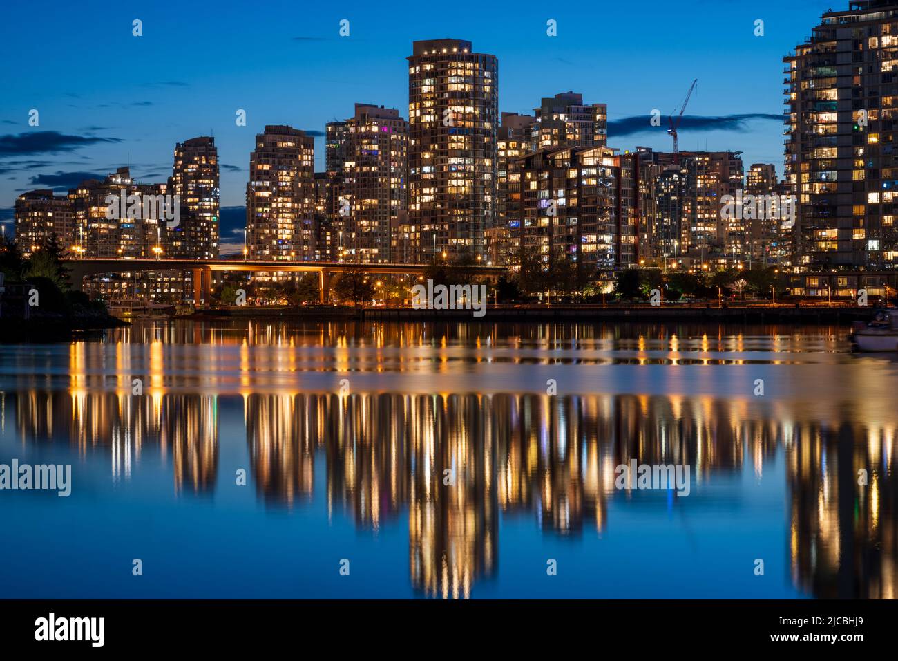 Stadtnacht, Skyline in der Dämmerung von Vancouver. Gebäude Lichter Reflexion auf False Creek Wasser. British Columbia, Kanada. Stockfoto