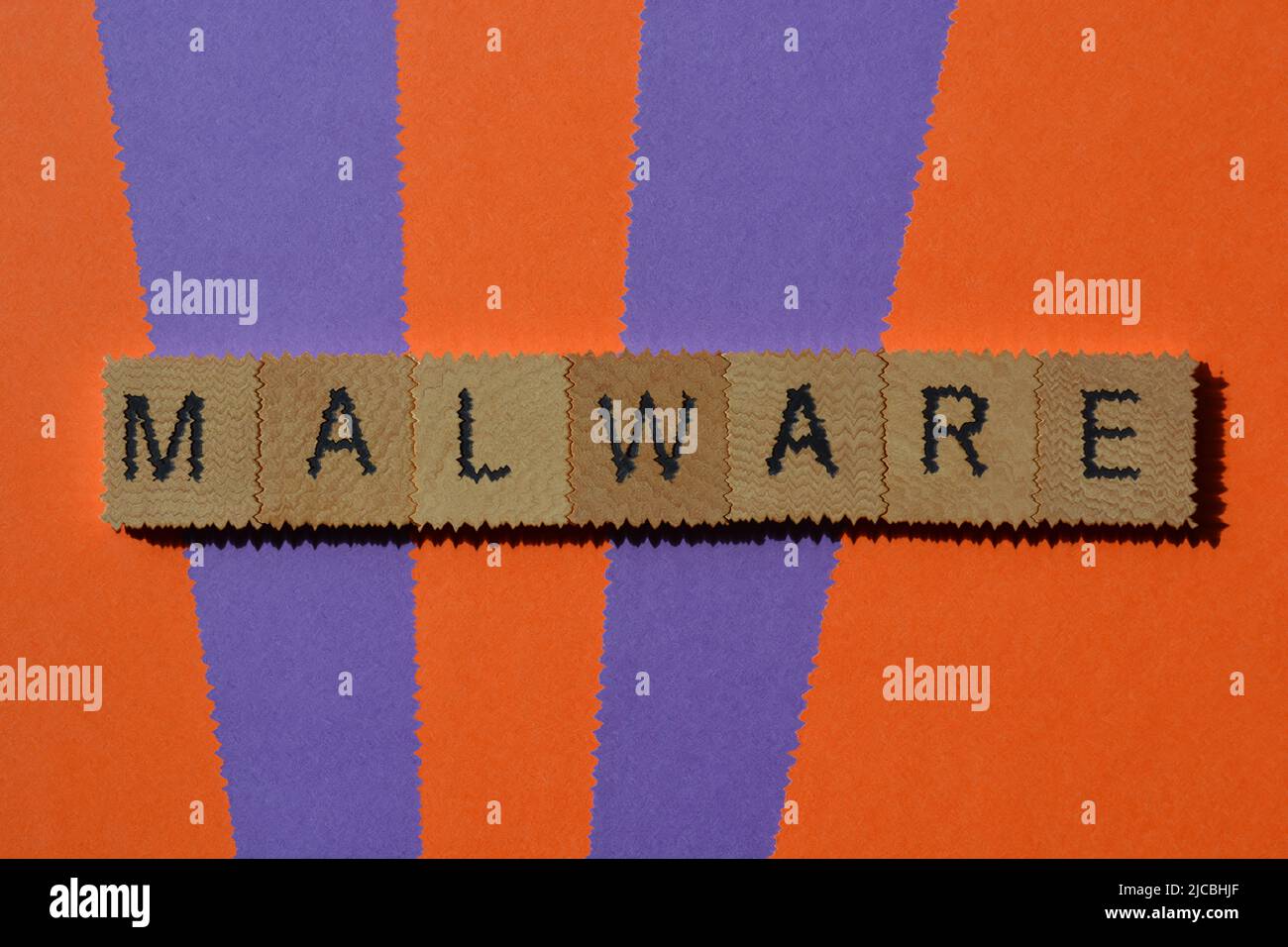Malware, Wort in Holzbuchstaben auf dem Hintergrund isoliert mit Effekten hinzugefügt Stockfoto