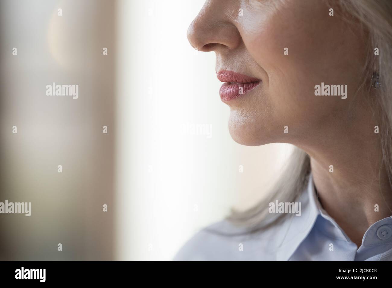 Nahaufnahme eines abgeschnittenen Schusses im unteren Gesichtsbereich einer älteren Frau Stockfoto