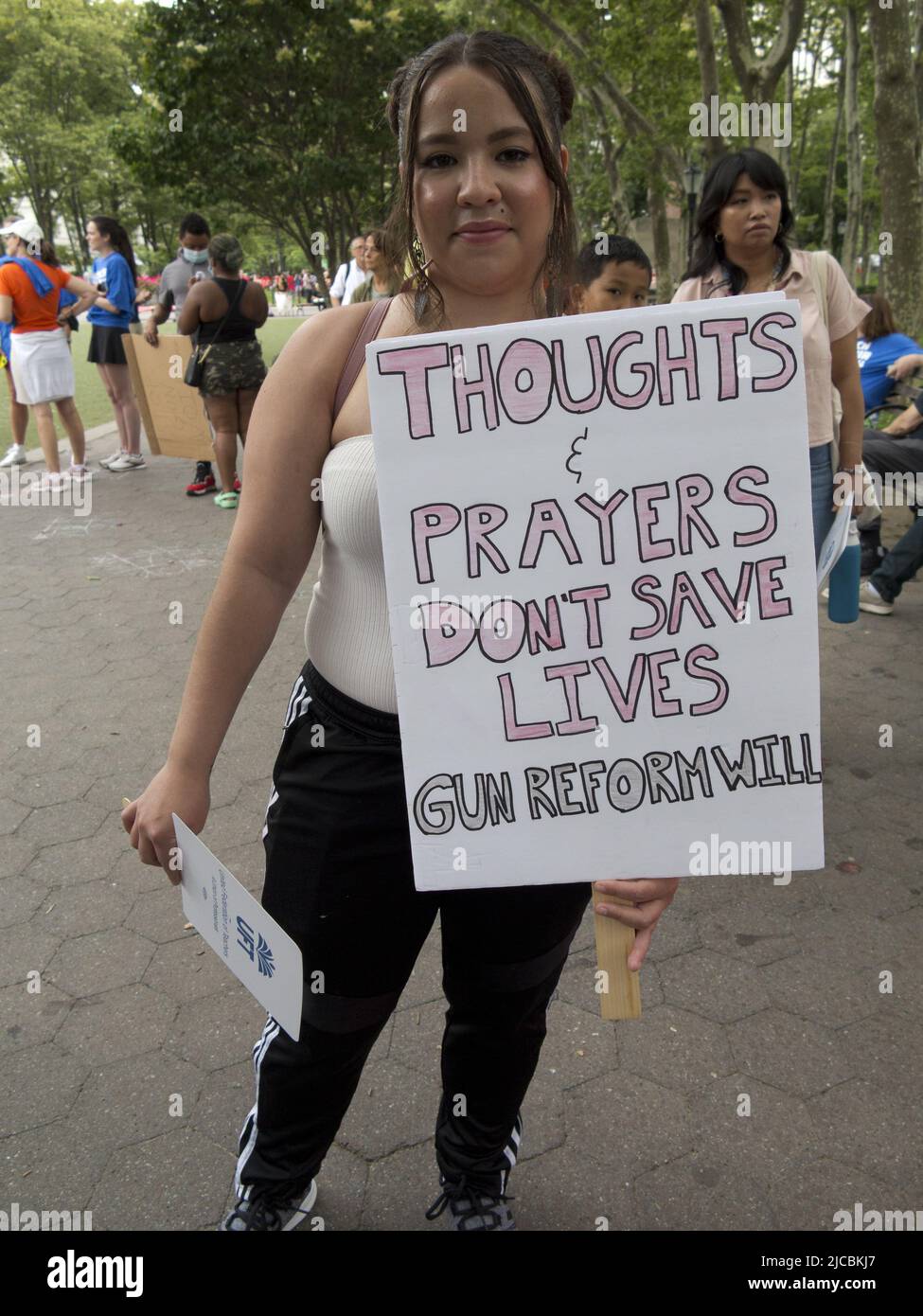 NYC, 11. Juni 2022. Die Demonstranten auf dem Marsch für unser Leben protestieren gegen Waffengewalt und unterstützen strengere Waffengesetze. Stockfoto