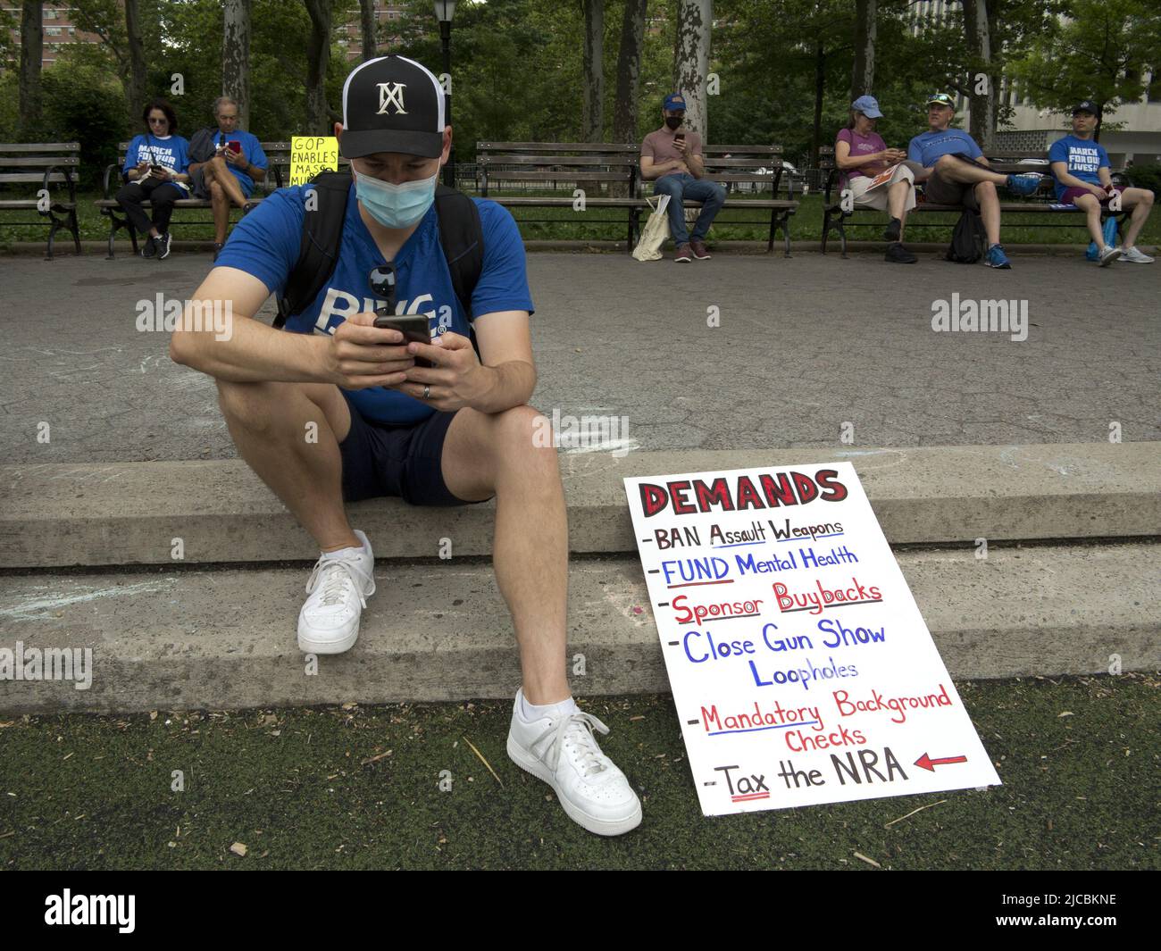 NYC, 11. Juni 2022. Die Demonstranten auf dem Marsch für unser Leben protestieren gegen Waffengewalt und unterstützen strengere Waffengesetze. Stockfoto