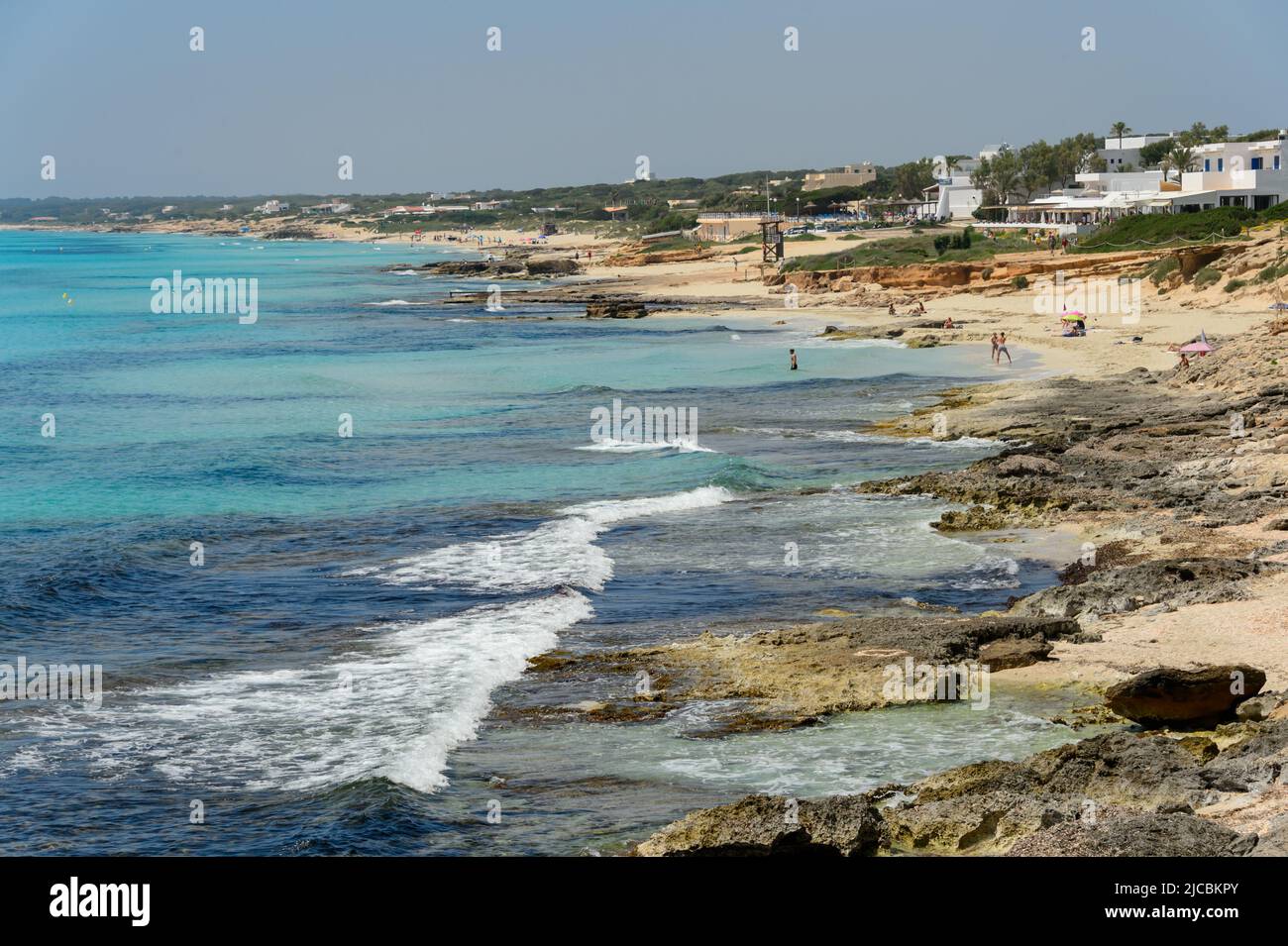 Panoramablick auf die Küste von Formentera. Strand bekannt als Es Copinyar Stockfoto