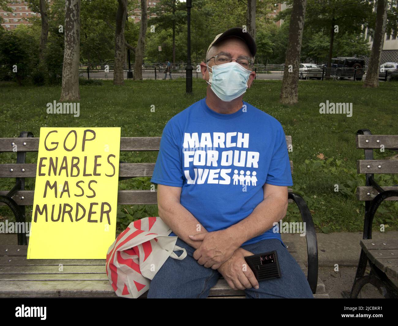 NYC, 11. Juni 2022. Die Demonstranten auf dem Marsch für unser Leben protestieren gegen Waffengewalt und unterstützen strengere Waffengesetze. Stockfoto