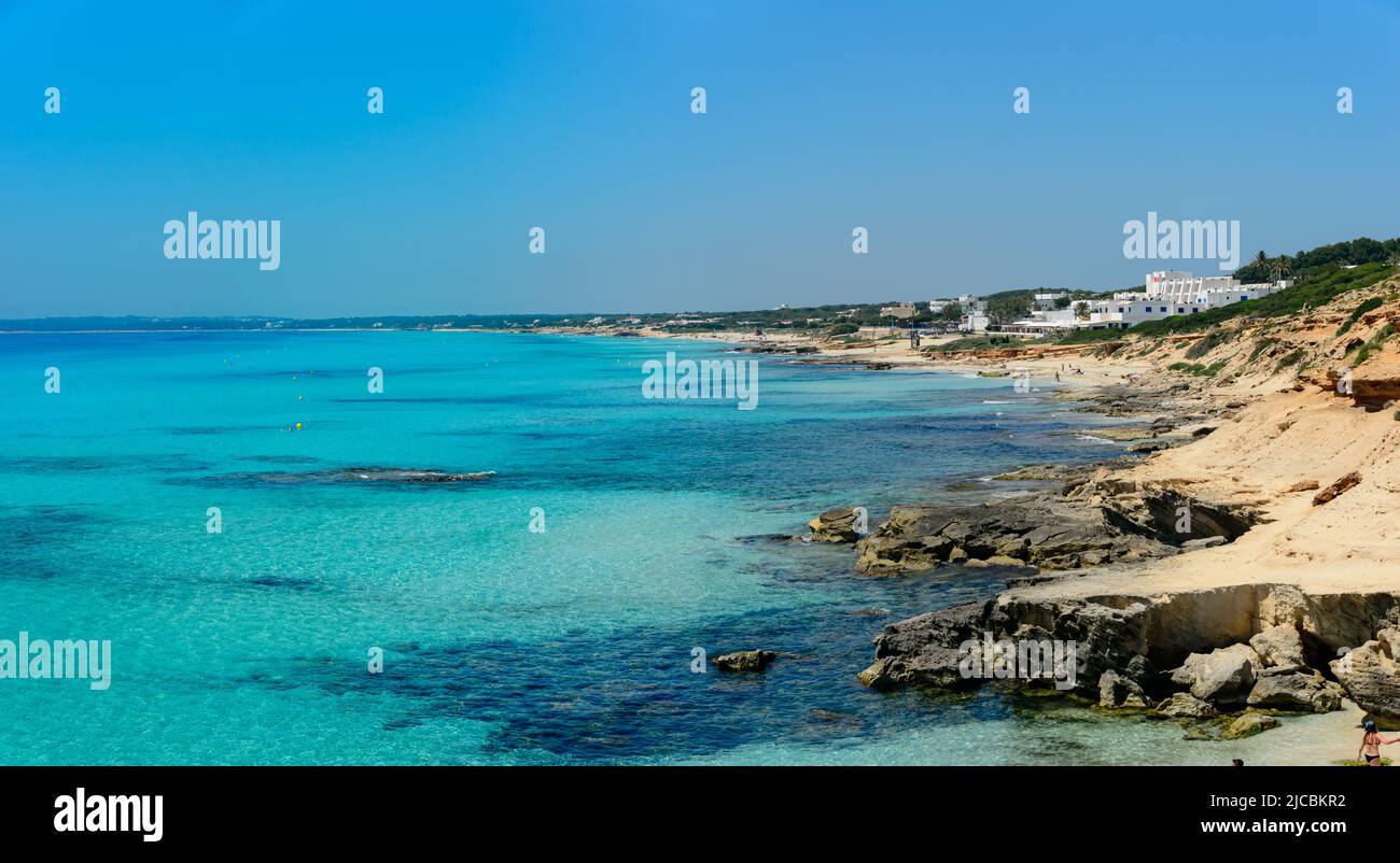 Panoramablick auf die Küste von Formentera. Strand bekannt als Es Copinyar Stockfoto