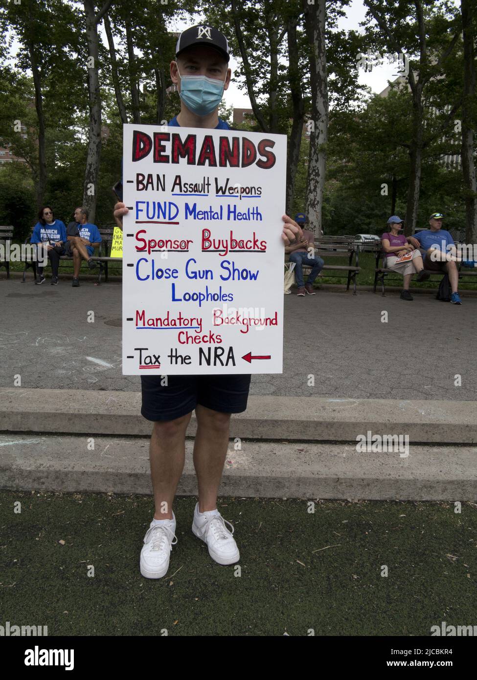 NYC, 11. Juni 2022. Die Demonstranten auf dem Marsch für unser Leben protestieren gegen Waffengewalt und unterstützen strengere Waffengesetze. Stockfoto