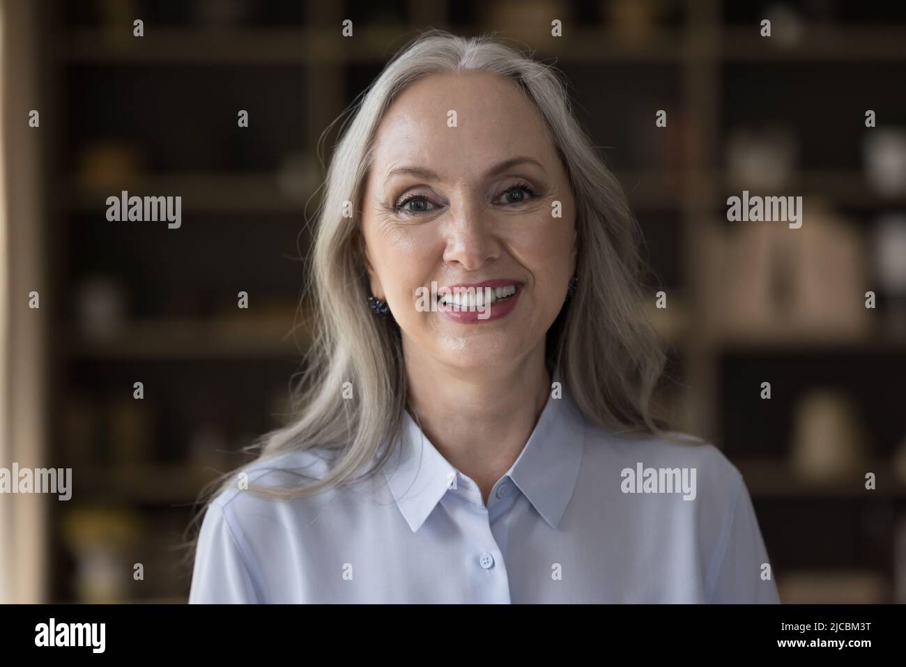 Kopfbild Porträt mittleren Alters lächelnde Geschäftsfrau Blick auf die Kamera Stockfoto