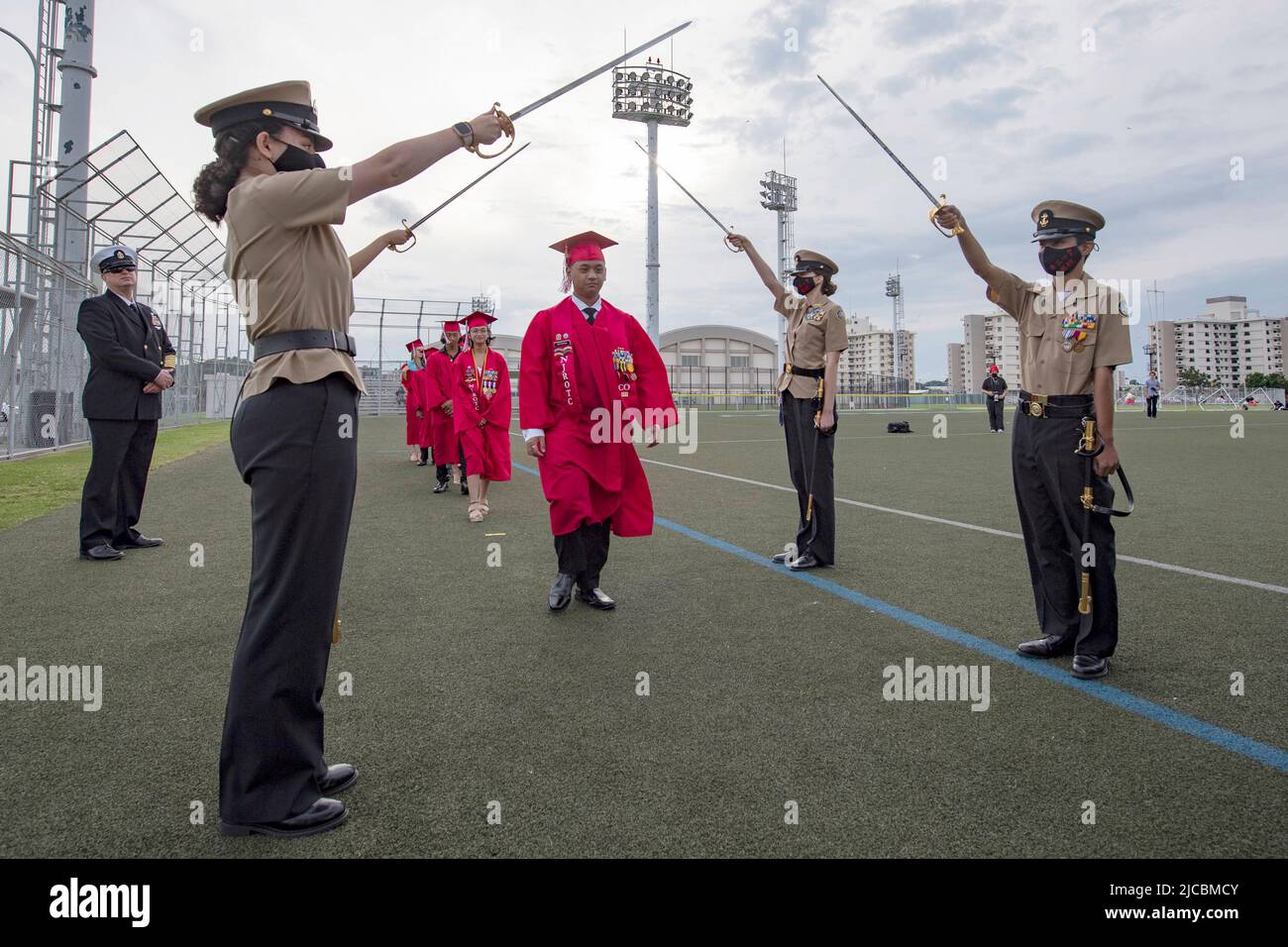 Yokosuka, Kanagawa, Japan. 26.. Mai 2022. Die Nile C. Kinnick High School hielt eine Abschlussfeier für die Klasse 2022 im Commander, Fleet Activities Yokosuka (CFAY) Berkey Field ab. Seit 75 Jahren stellt, pflegt und betreibt CFAY Basiseinrichtungen und -Dienste zur Unterstützung der vorwärts eingesetzten Seestreitkräfte der US-7.-Flotte, der Pächter-Kommandos und Tausender militärischer und ziviler Mitarbeiter und ihrer Familien. Quelle: U.S. Navy/ZUMA Press Wire Service/ZUMAPRESS.com/Alamy Live News Stockfoto