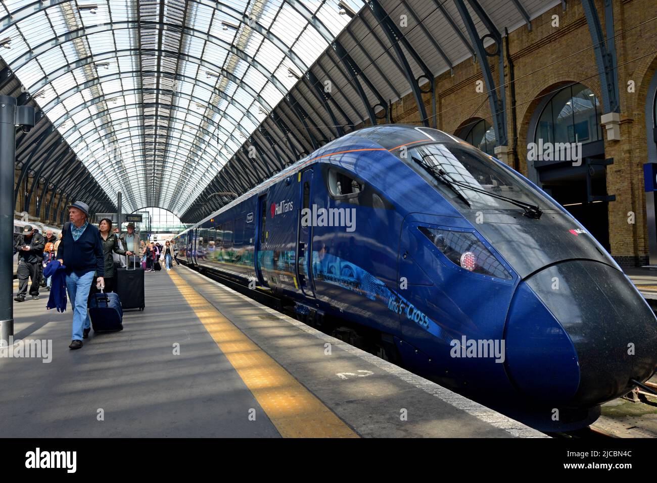 Passagiere, die einen Hull verlassen, Züge der Klasse 802 Paragon am Bahnhof King's Cross. London, Großbritannien Stockfoto