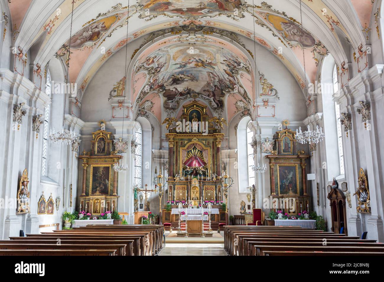 Bad Tölz, Deutschland - 2. Feb 2022: Kircheninnenraum Mariä Himmelfahrt. Stockfoto