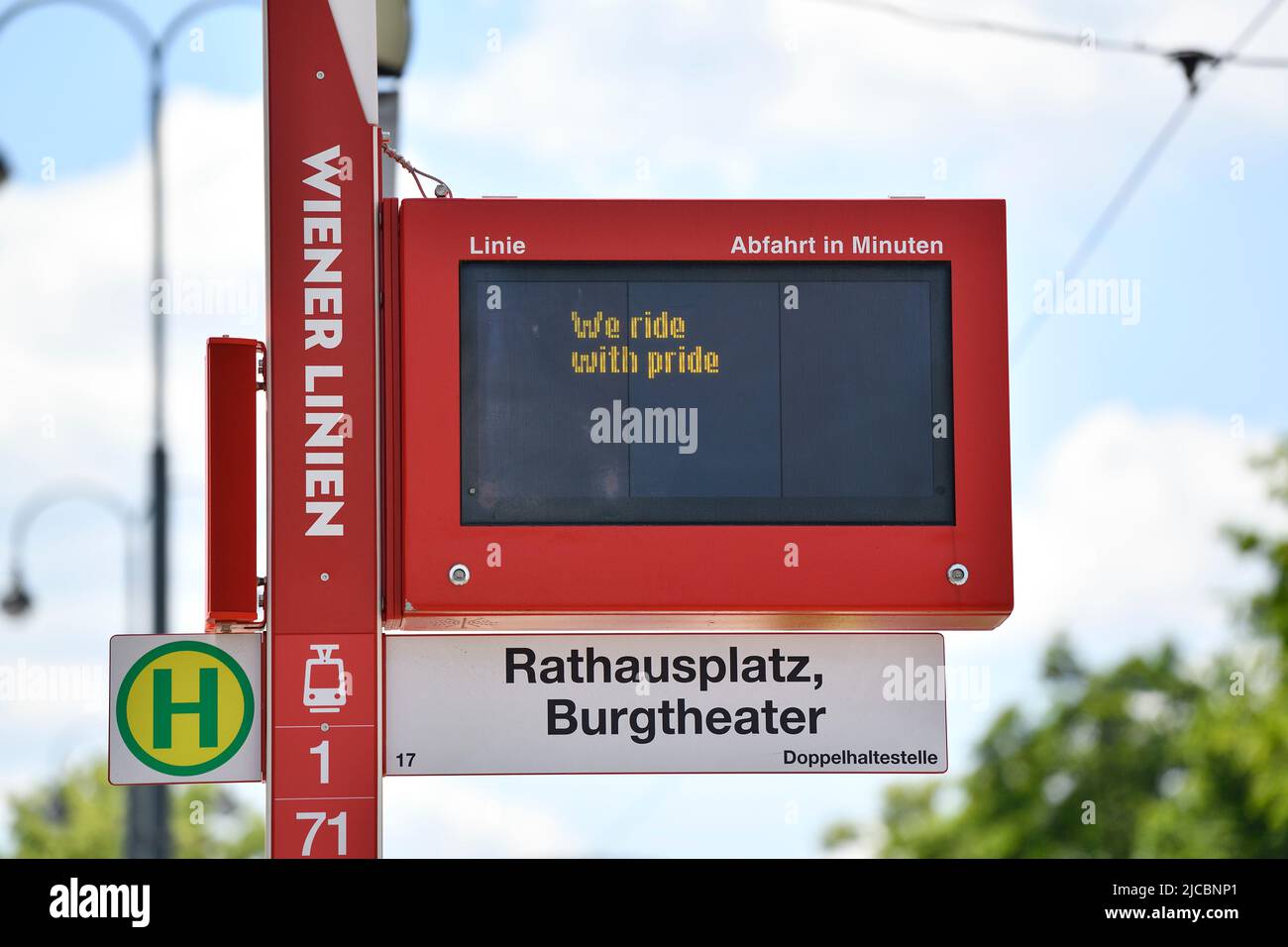 Wien, Österreich, 11. Juni 2022. 26. Rainbow Parade über die Wiener Ringstraße. Informationstafel Vienna Lines Stockfoto