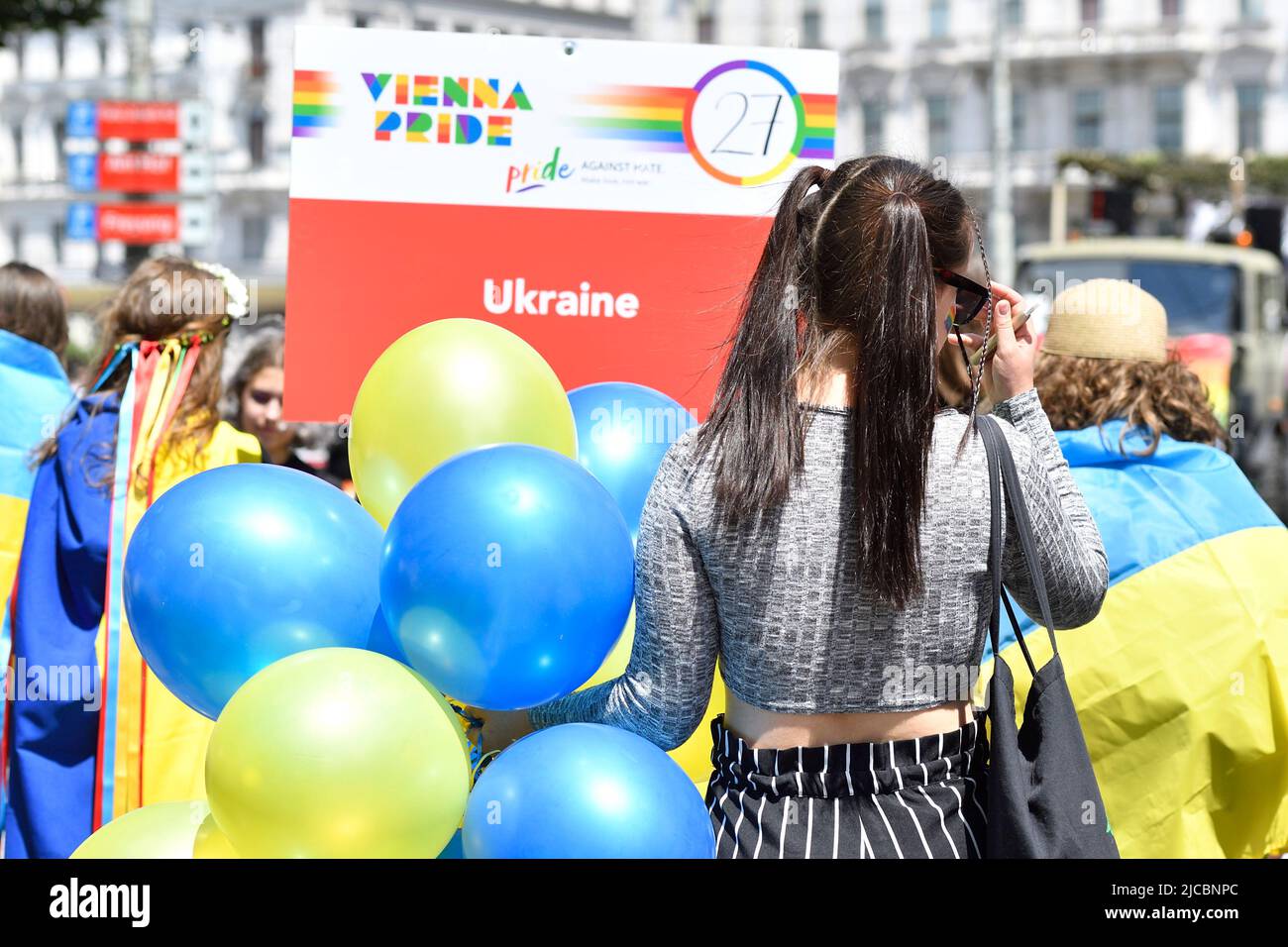 Wien, Österreich, 11.. Juni 2022. 26. Regenbogenparade über die Wiener Ringstraße. Ukrainische LGBTIQ-Gruppe bei der Regenbogenparade in Wien Stockfoto