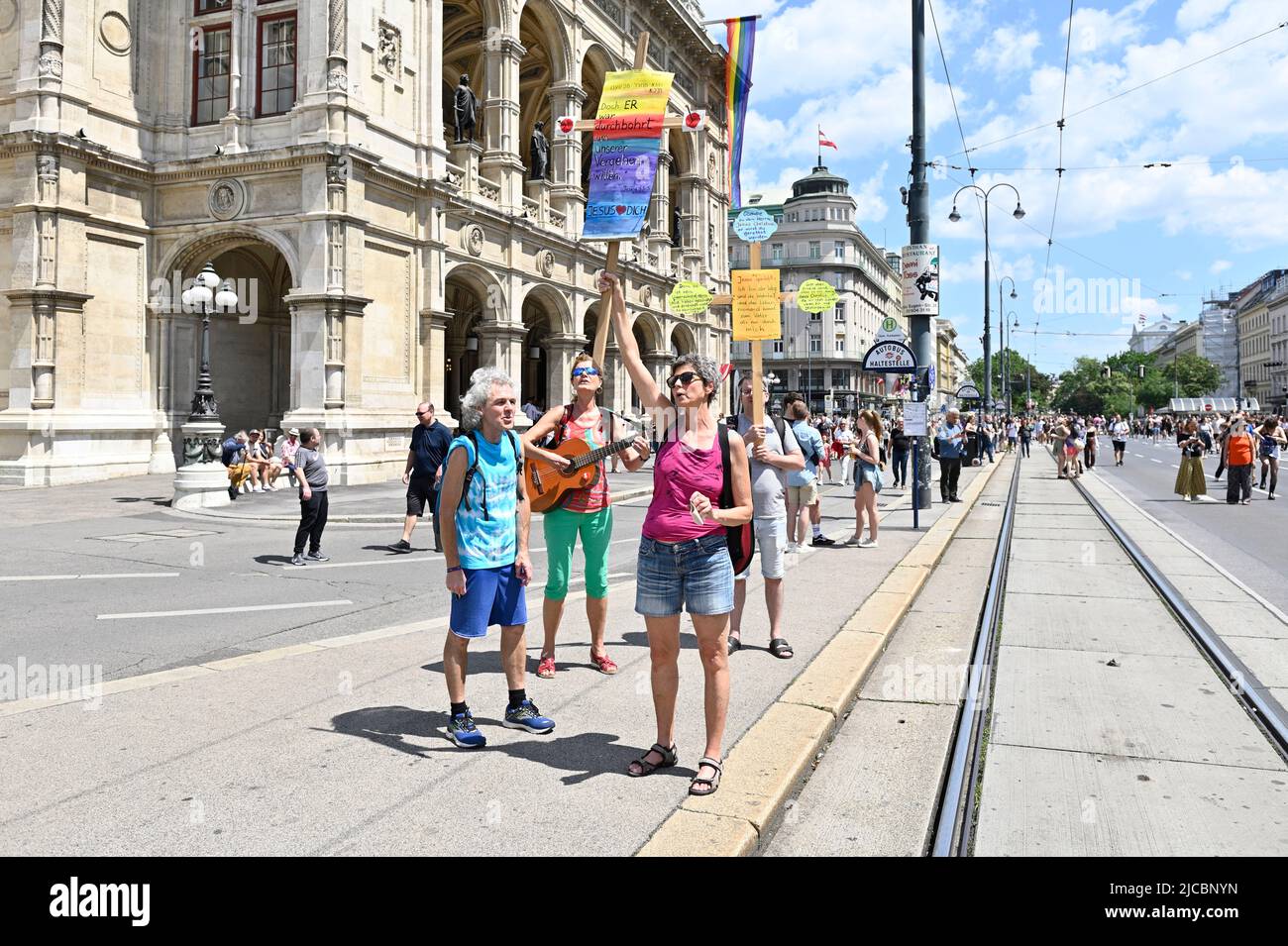 Wien, Österreich, 11.. Juni 2022. 26. Regenbogenparade über die Wiener Ringstraße. Gegendemonstration „ein Zeichen für die Familie“ Stockfoto