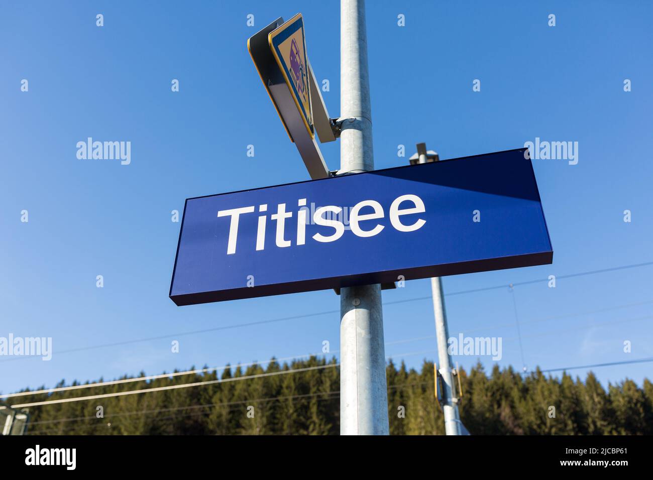 Titisee, Deutschland - 21. Nov 2021: Schild Titisee am Bahnhof Titisee. Berühmtes Ausflugsziel im Schwarzwald. Stockfoto