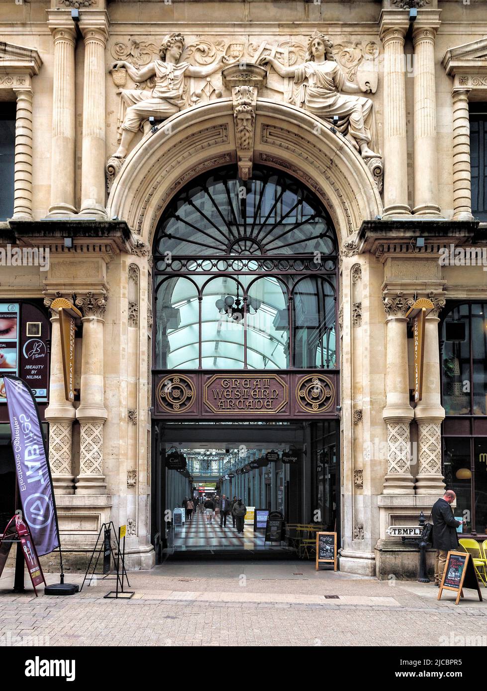 Der prunkvolle viktorianische Eingang der Great Western Arcade, in der sich viele unabhängige Einzelhändler im Einkaufsviertel von Central Birmingham befinden. Stockfoto