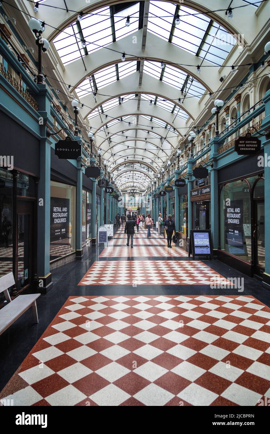 Great Western Arcade, die Heimat vieler unabhängiger Einzelhändler im Einkaufsviertel von Central Birmingham, mit seinem gewölbten Dach und dem Scheckbrett-Boden. Stockfoto