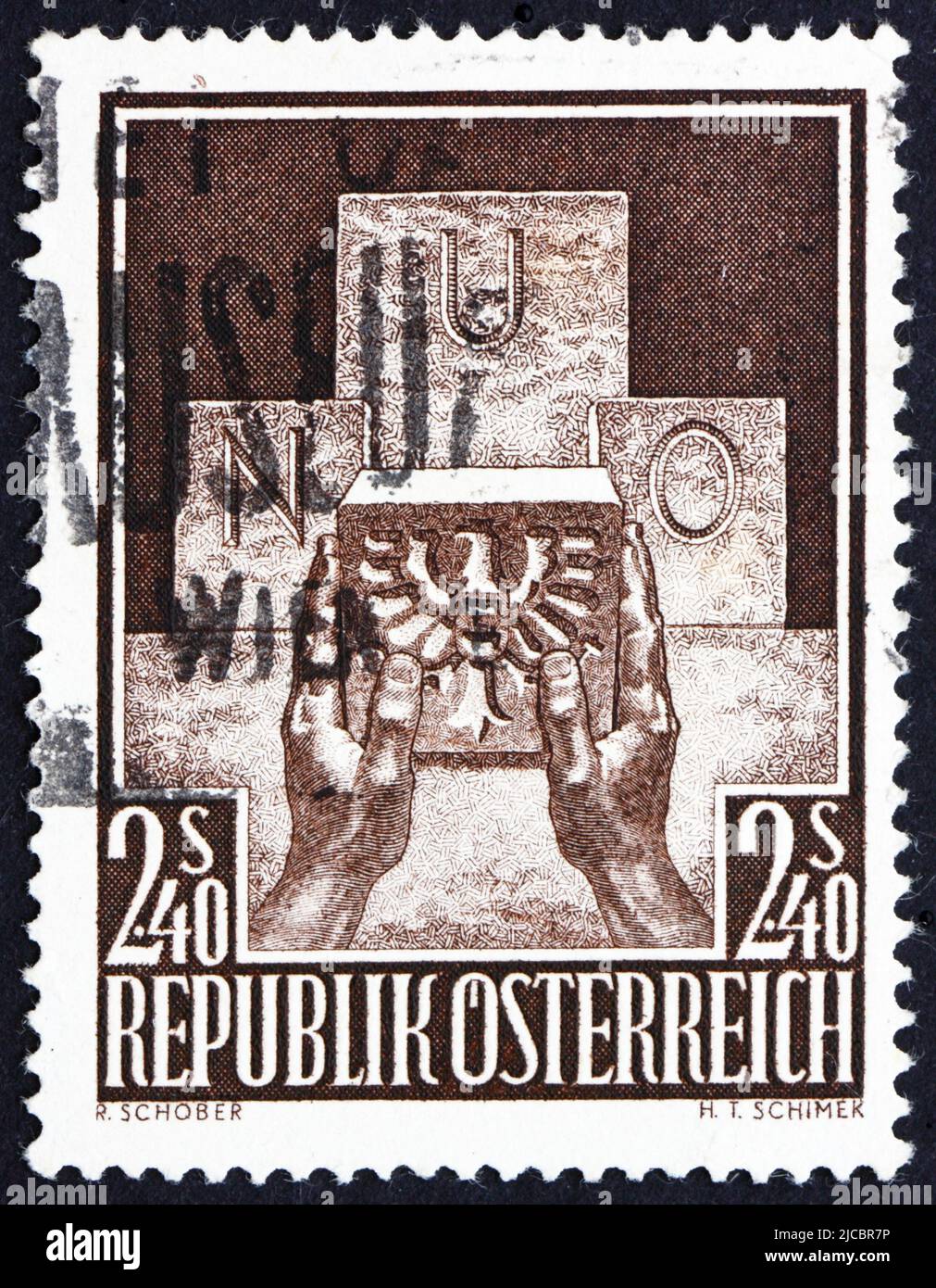 ÖSTERREICH - UM 1956: Eine in Österreich gedruckte Briefmarke zeigt symbolisch die Aufnahme Österreichs in die UNO, um 1956 Stockfoto