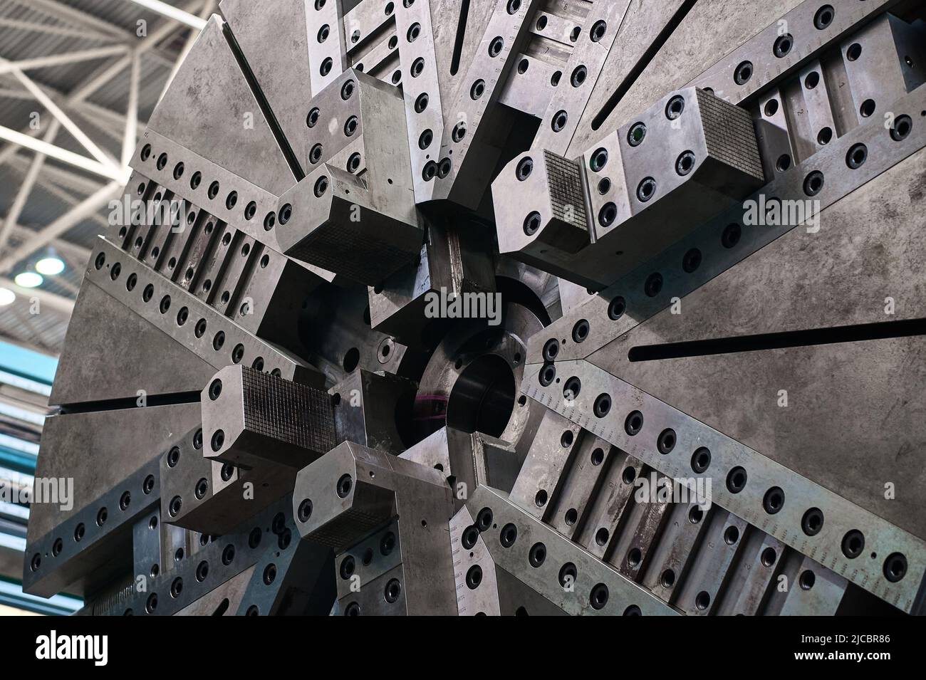 Grundplatte der riesigen Drehmaschine in der Werkshalle Stockfoto