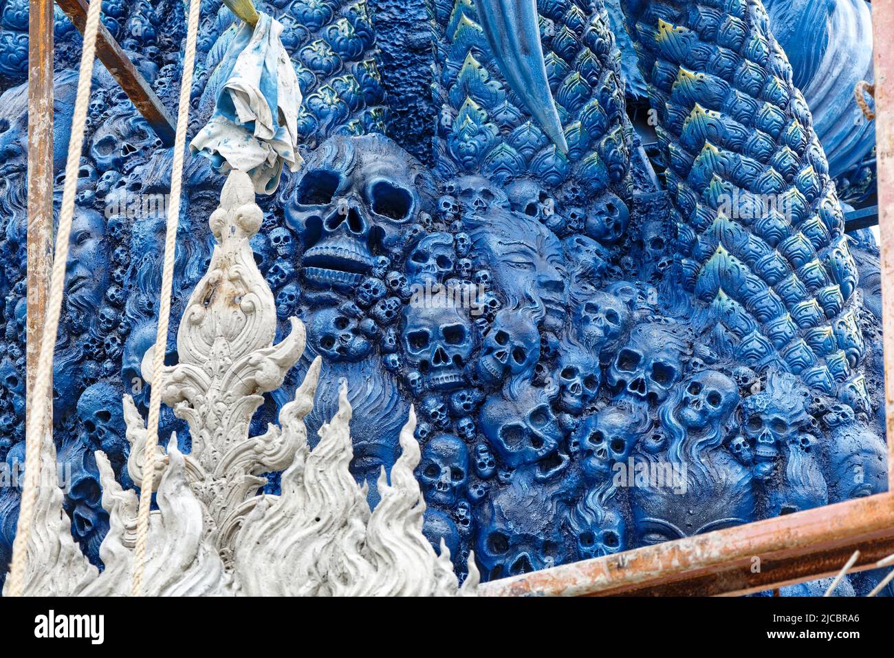 Provinz Chiang Rai, Thailand. 18.. Mai 2022. Der Wat Rong Suea Ten (Blauer Tempel) wurde von der Künstlerin Phuttha Kapkaew im Dorf Rong Suea Ten erschaffen Stockfoto