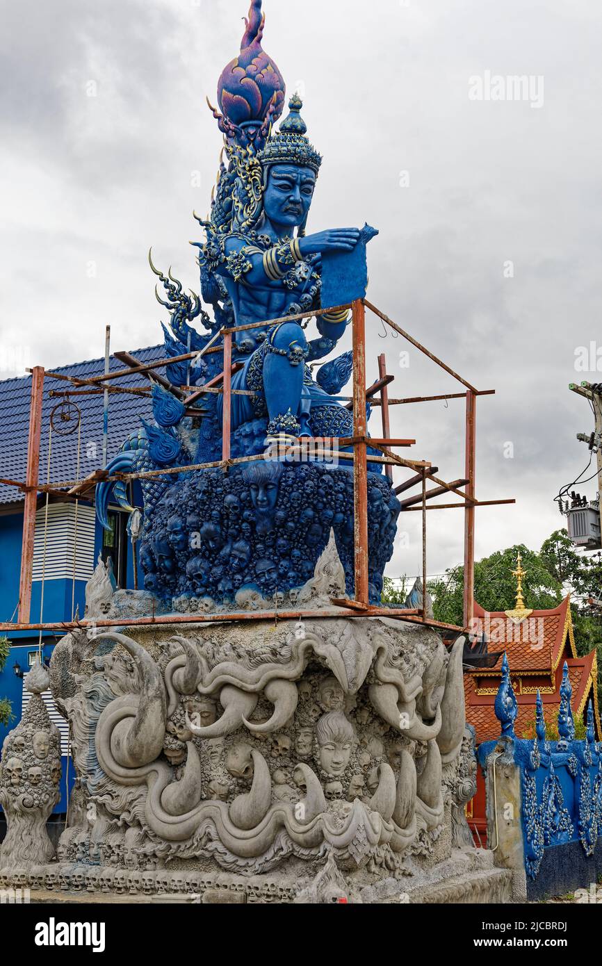 Provinz Chiang Rai, Thailand. 18.. Mai 2022. Der Wat Rong Suea Ten (Blauer Tempel) wurde von der Künstlerin Phuttha Kapkaew im Dorf Rong Suea Ten erschaffen Stockfoto