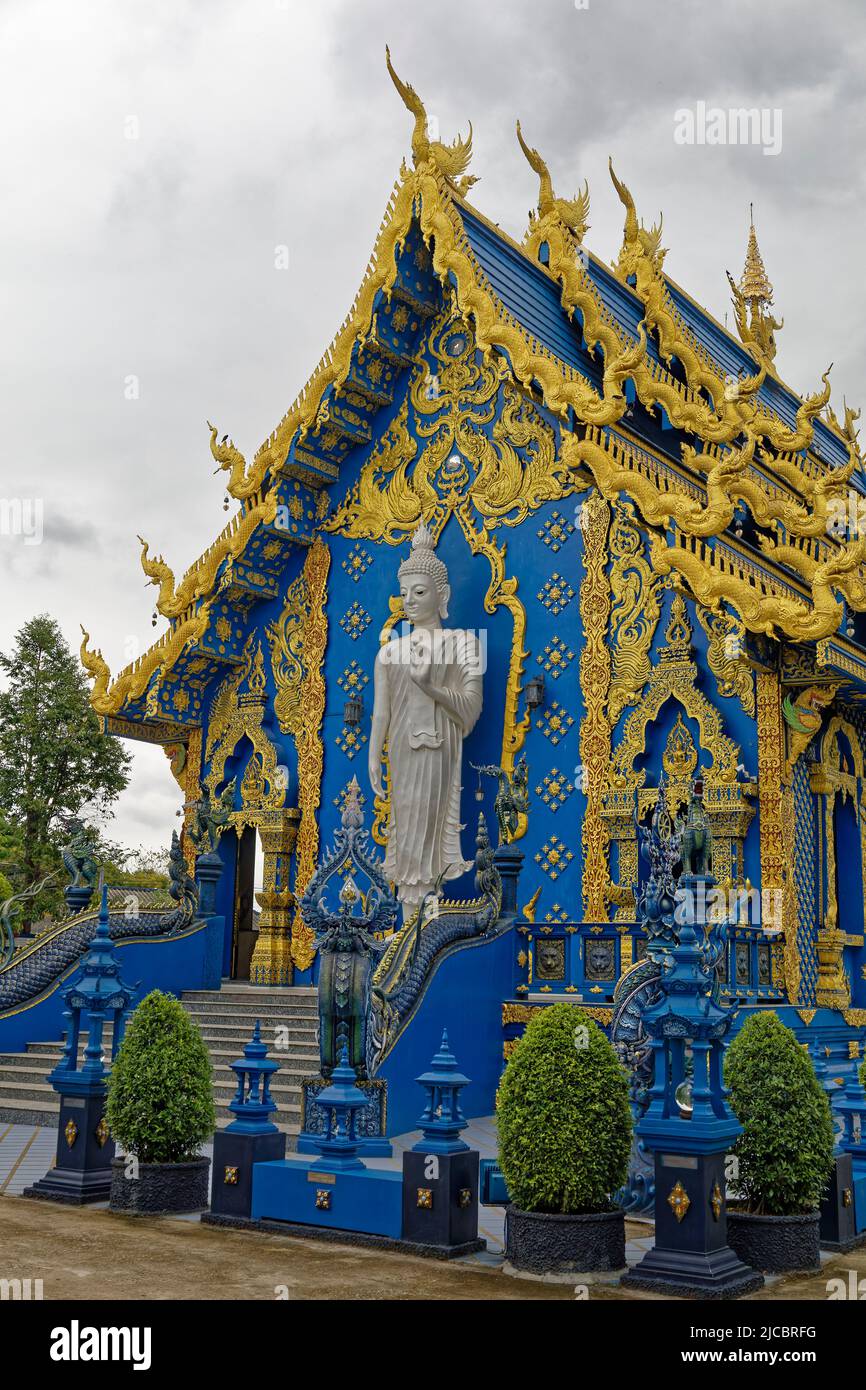 Provinz Chiang Rai, Thailand. 18.. Mai 2022. Der Wat Rong Suea Ten (Blauer Tempel) wurde von der Künstlerin Phuttha Kapkaew im Dorf Rong Suea Ten erschaffen Stockfoto