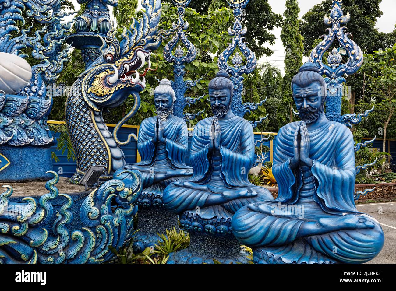 Provinz Chiang Rai, Thailand. 18.. Mai 2022. Der Wat Rong Suea Ten (Blauer Tempel) wurde von der Künstlerin Phuttha Kapkaew im Dorf Rong Suea Ten erschaffen Stockfoto