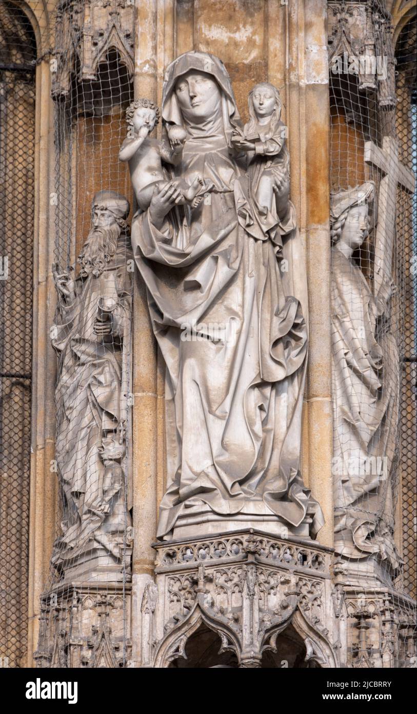 Gotische Skulptur auf Westportal, Ulmer Münster-Kirche, Ulm, Baden-Württemberg, Deutschland Stockfoto