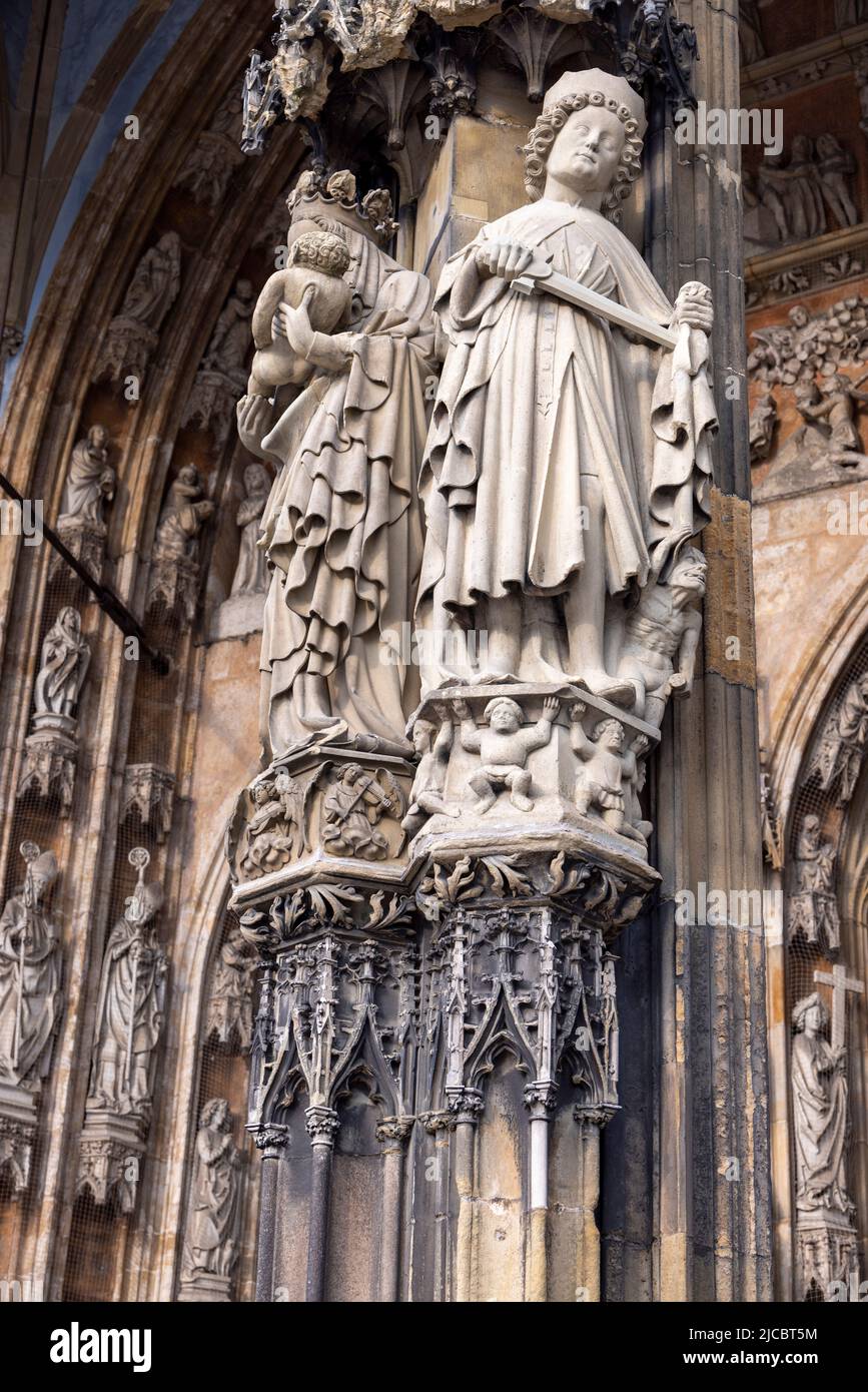 Gotische Skulptur auf Westportal, Ulmer Münster-Kirche, Ulm, Baden-Württemberg, Deutschland Stockfoto