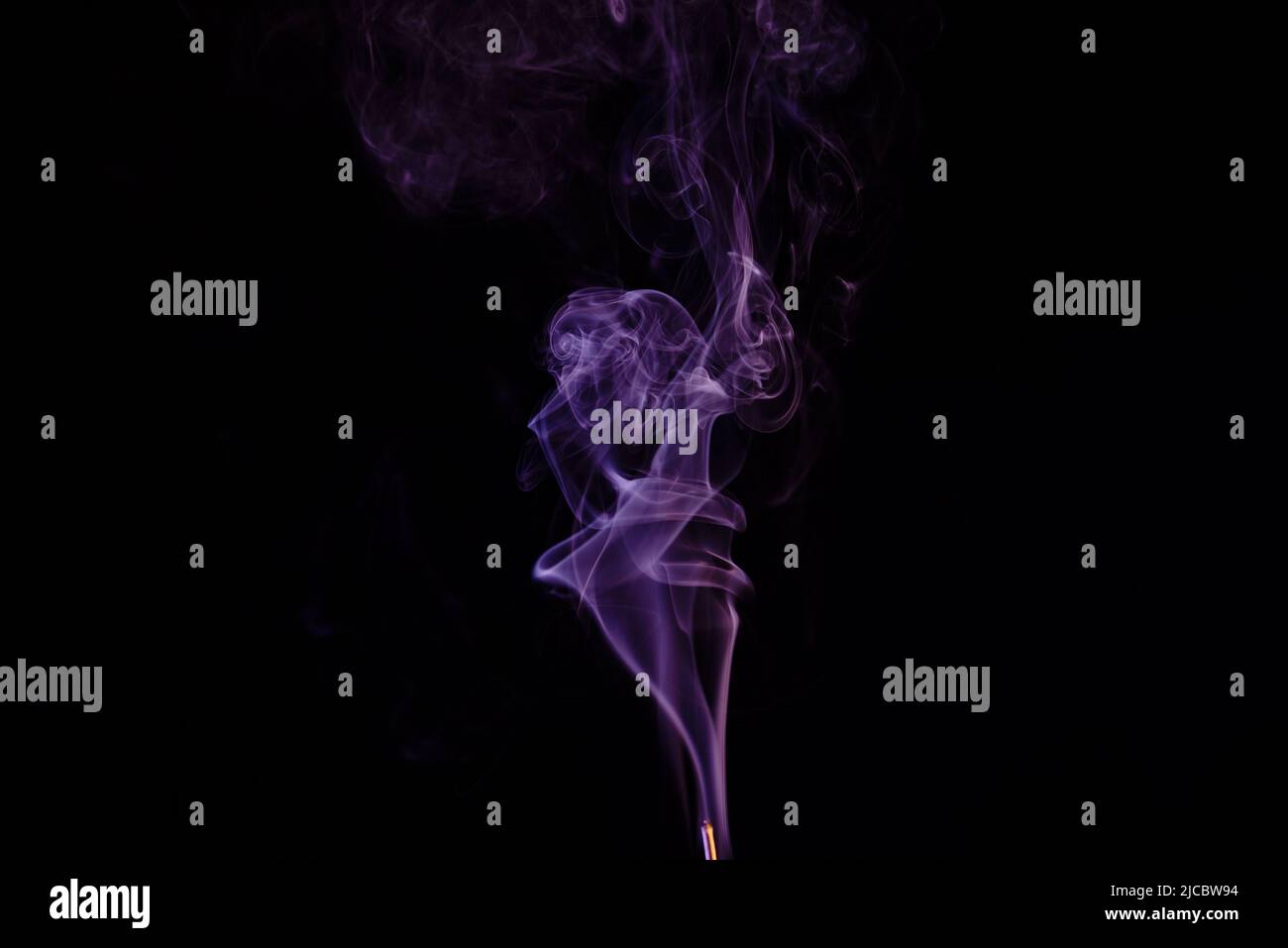 Räucherstäbchen mit Rauch auf schwarzem Hintergrund Stockfoto