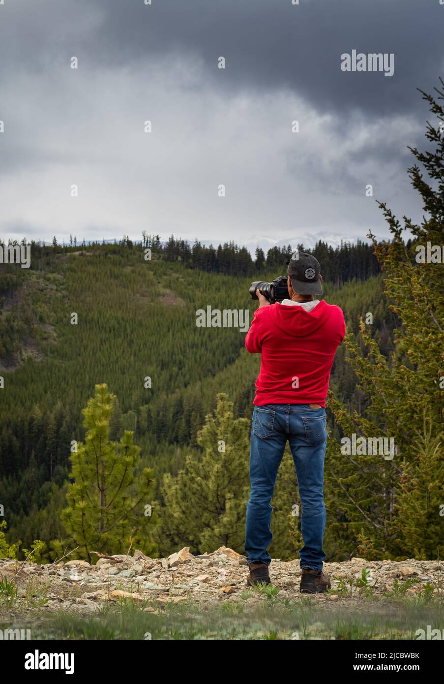Ein Fotograf, der mit einer Digitalkamera in einem Gebirge fotografiert. Reise- und Active Lifestyle-Konzept. Kreative professionelle Fotografie. Phot Stockfoto