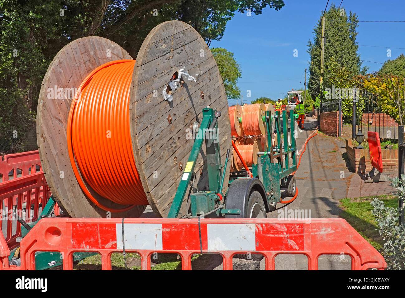 Superschnelles Breitbandinfrastrukturprojekt mit Glasfasertechnik in ländlichen Essex-Dorfkabeln auf Trommeln für die Verlegung in neuen flachen Straßengräben England Großbritannien Stockfoto